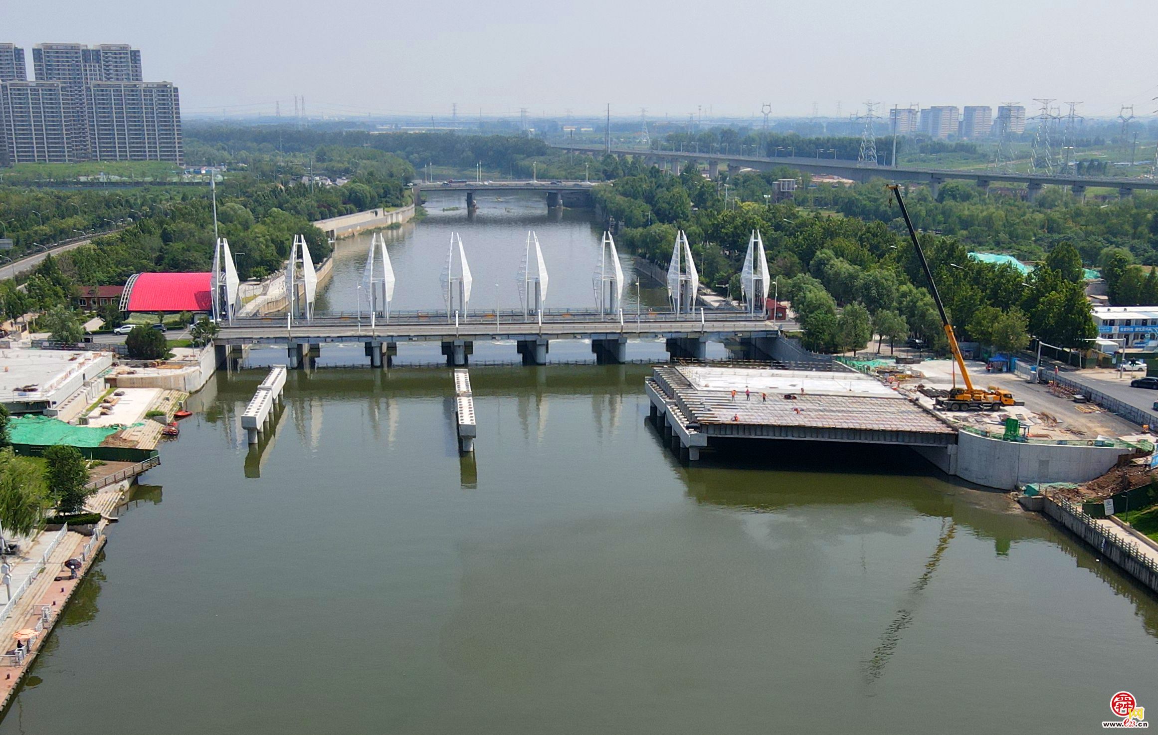 济南奥体西路北延跨小清河通道桥梁墩柱和承台已浇筑完成