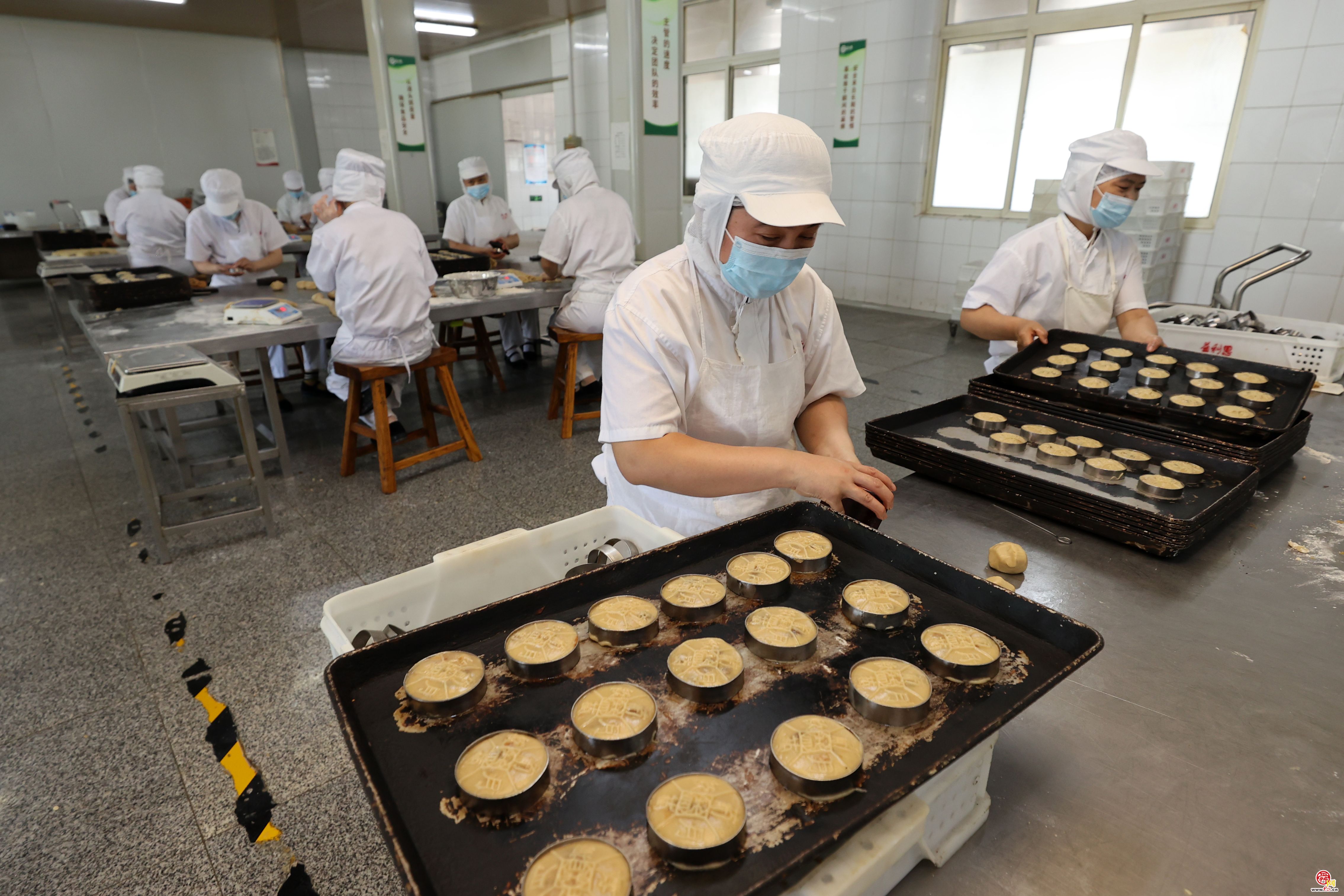 济南益康"葡萄软月"月饼生产开启迎中秋