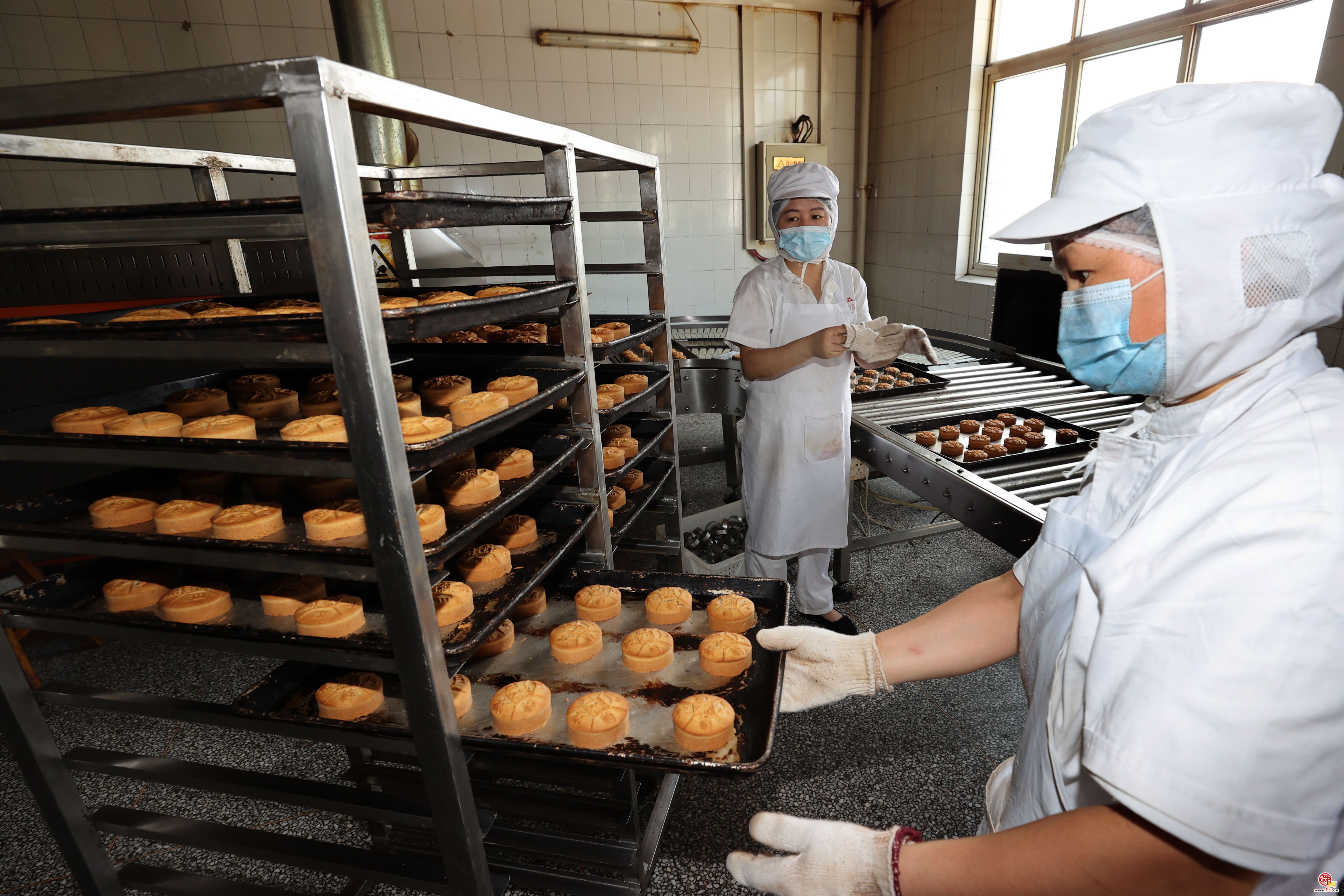 济南益康"葡萄软月"月饼生产开启迎中秋