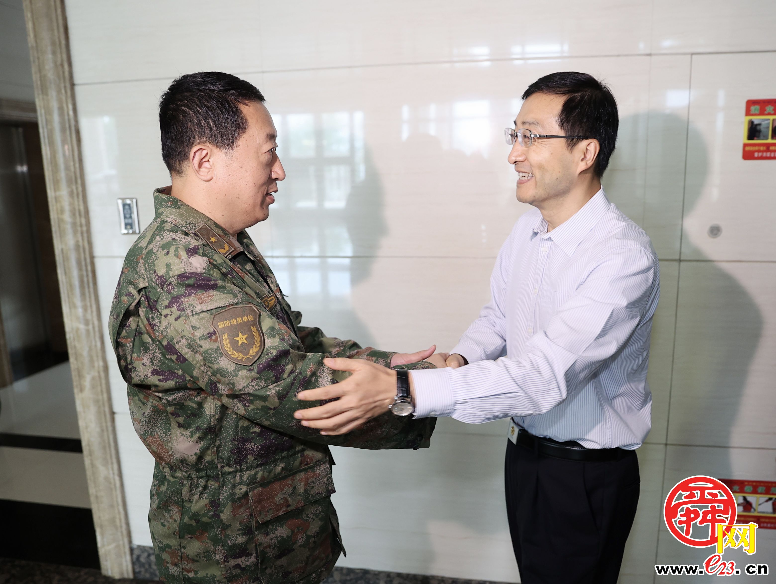 济南基地领导同志江涛,武警山东总队领导同志韩荣照,肖光富等参加活动