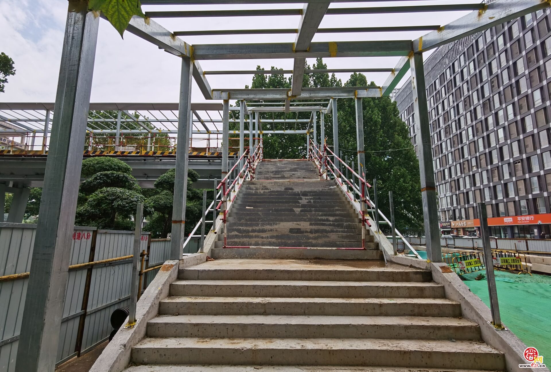 济南这里新添一座过街天桥未来市民过马路更快捷更安全了