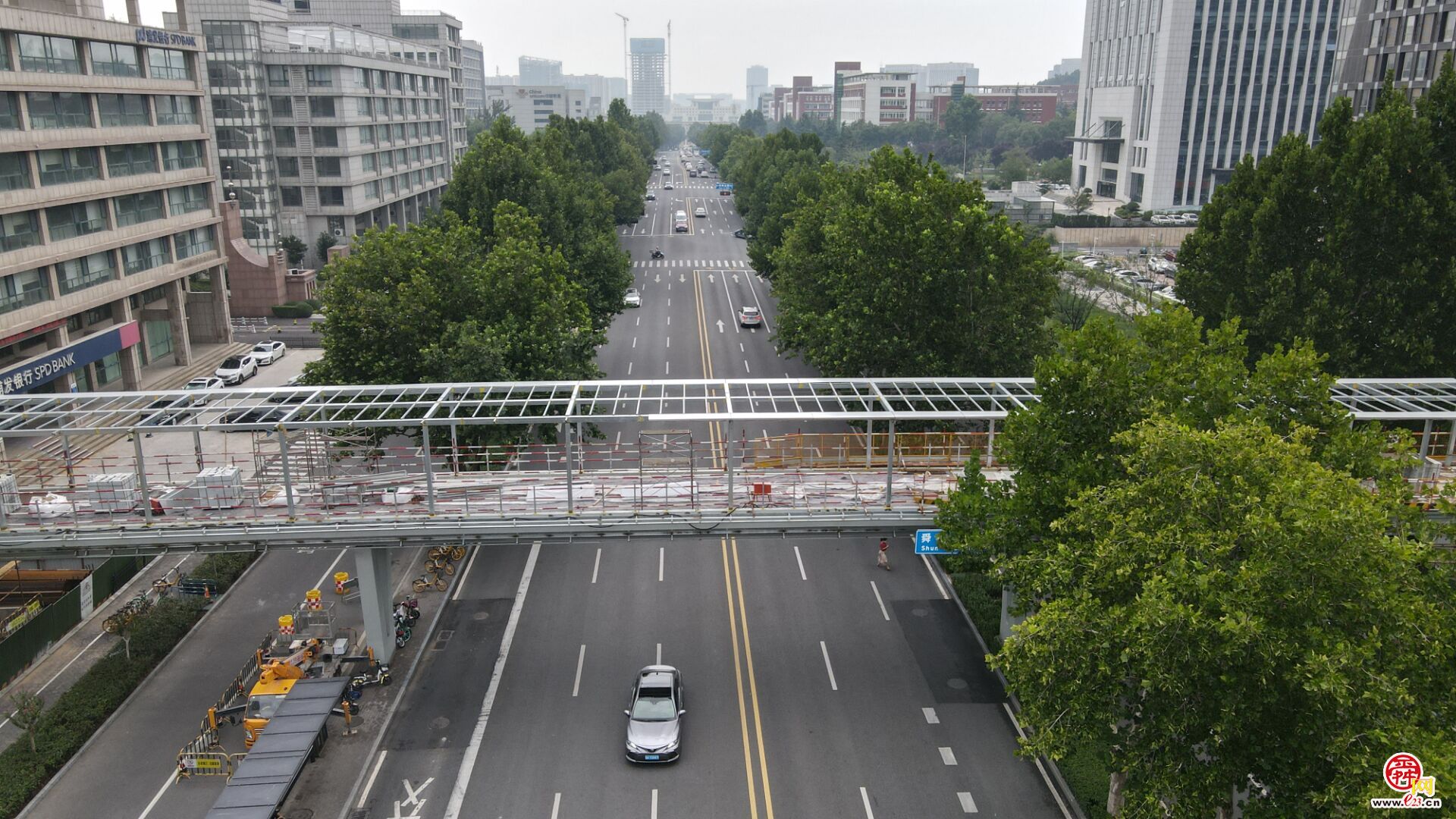 济南这里新添一座过街天桥未来市民过马路更快捷更安全了