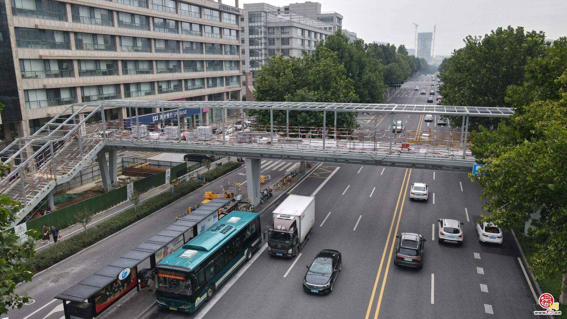 济南这里新添一座过街天桥未来市民过马路更快捷更安全了