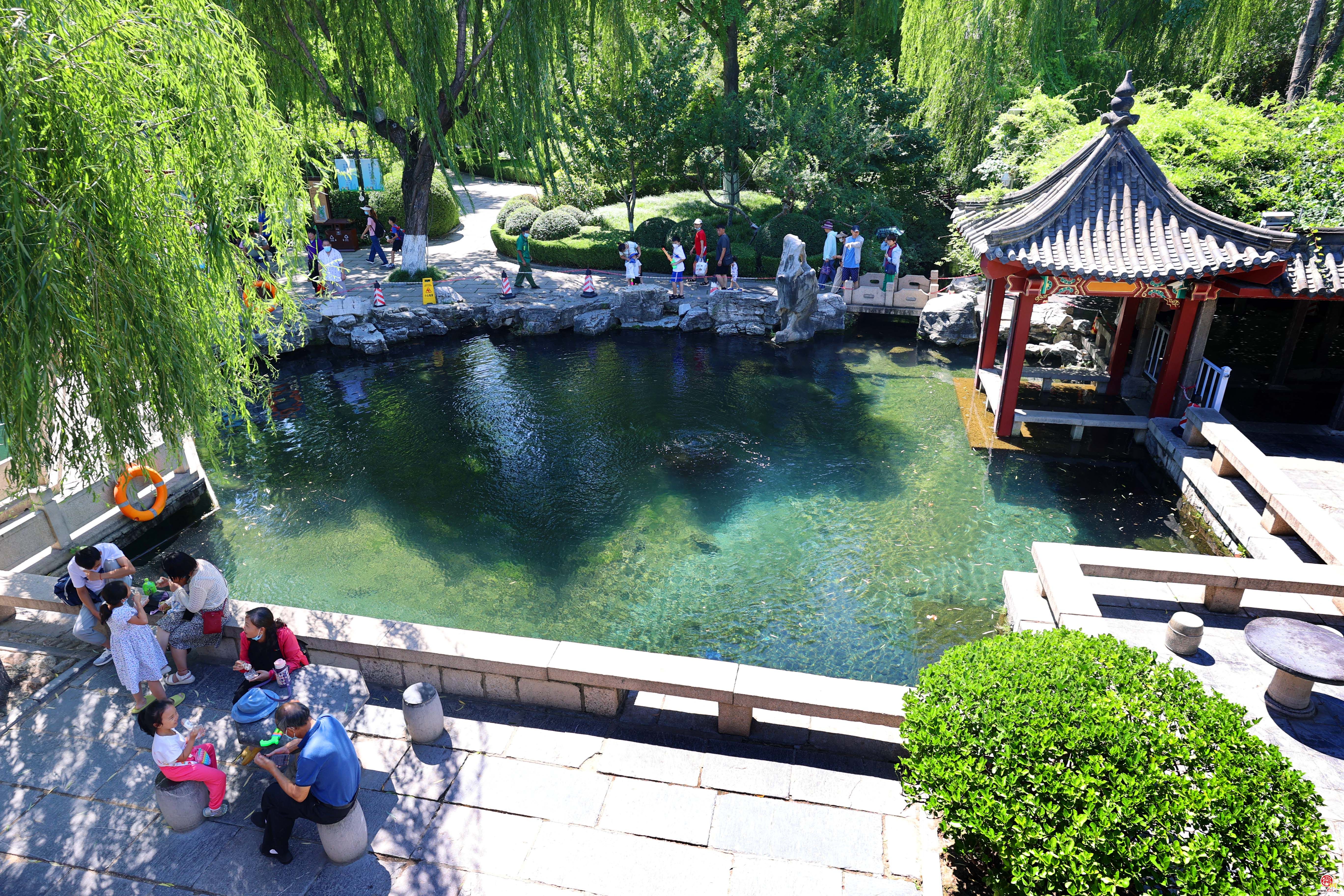 堪称奇观泉漫潭西泉石壁近水楼台刻石有半