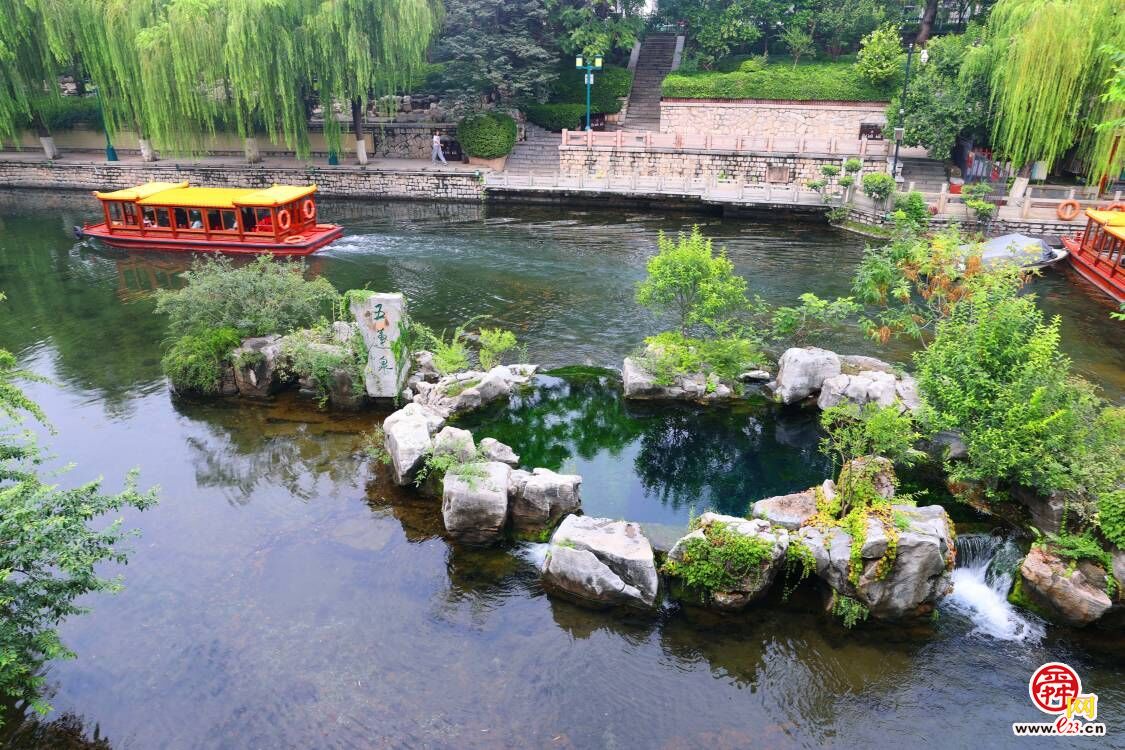 清水芙蓉袅袅起五莲泉景美泉城