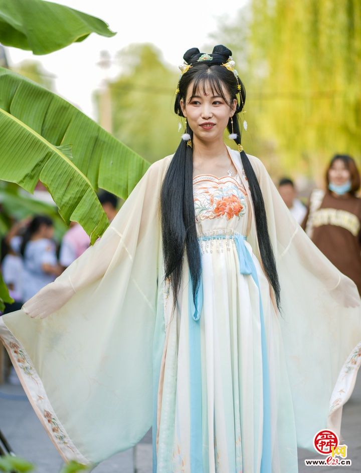 汉服遇上中秋 一场古与今的邂逅