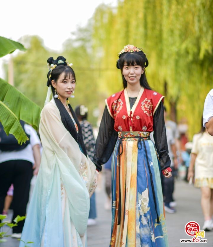 汉服遇上中秋 一场古与今的邂逅