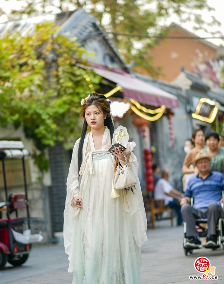 汉服遇上中秋 一场古与今的邂逅