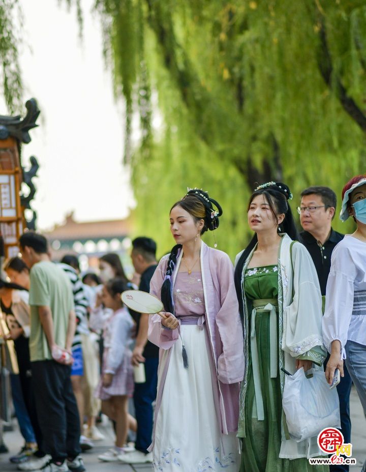 汉服遇上中秋 一场古与今的邂逅