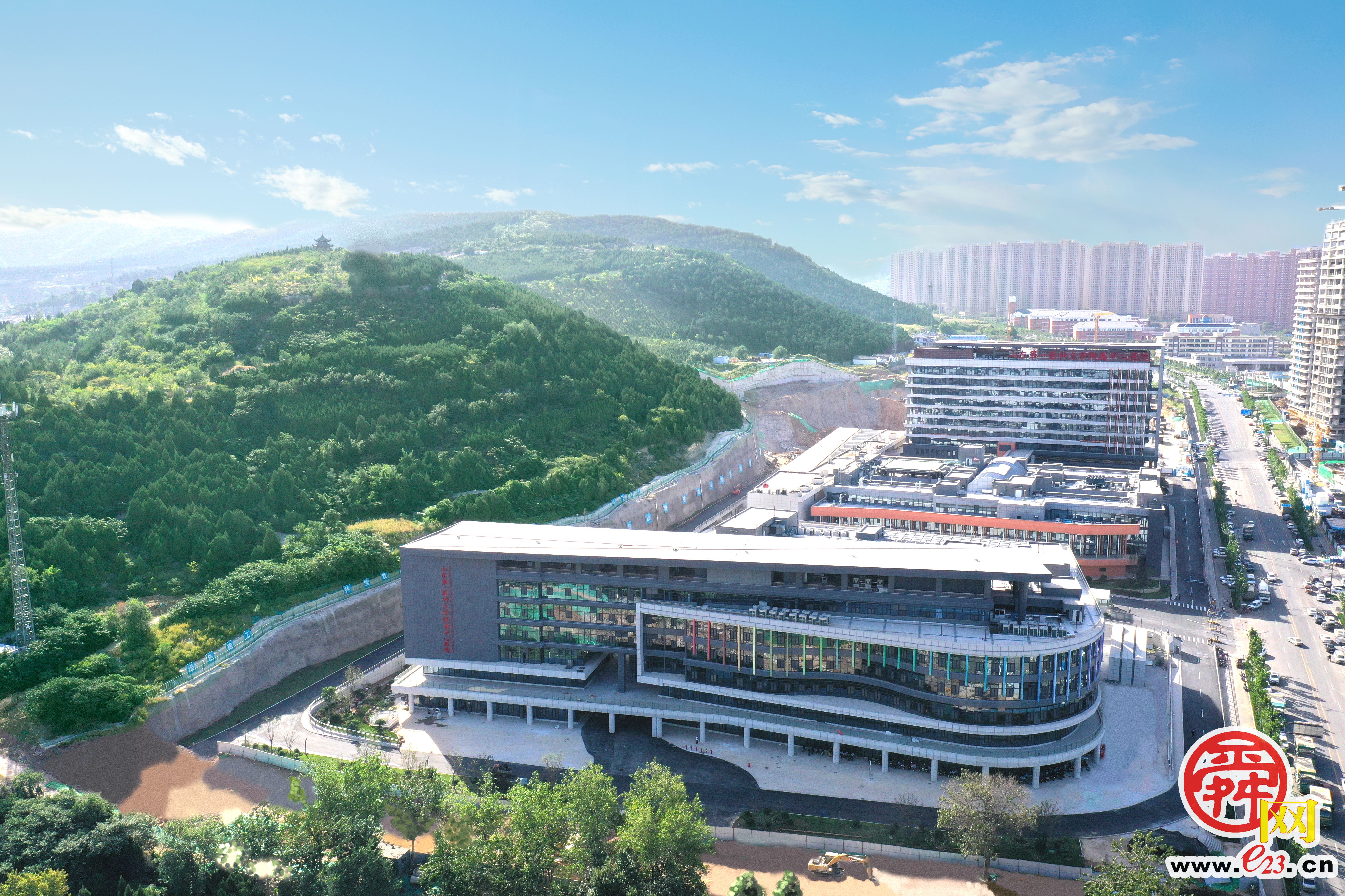 病床车怎么画融媒·见证丨济南东部新添三甲医院：“智能小车”头顶跑，病床直通救护车_https://www.jmylbn.com_新闻资讯_第5张