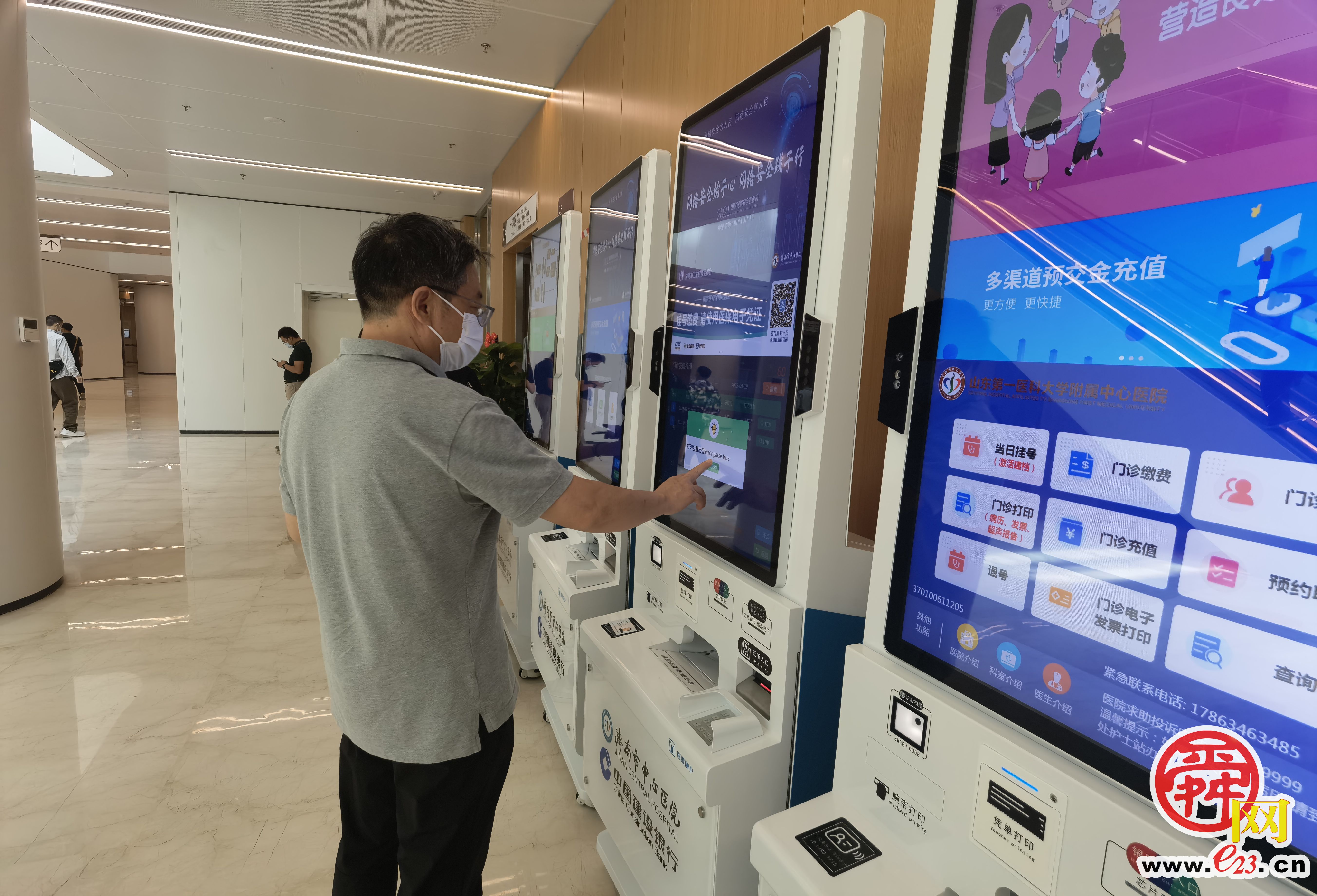 病床车怎么画融媒·见证丨济南东部新添三甲医院：“智能小车”头顶跑，病床直通救护车_https://www.jmylbn.com_新闻资讯_第2张