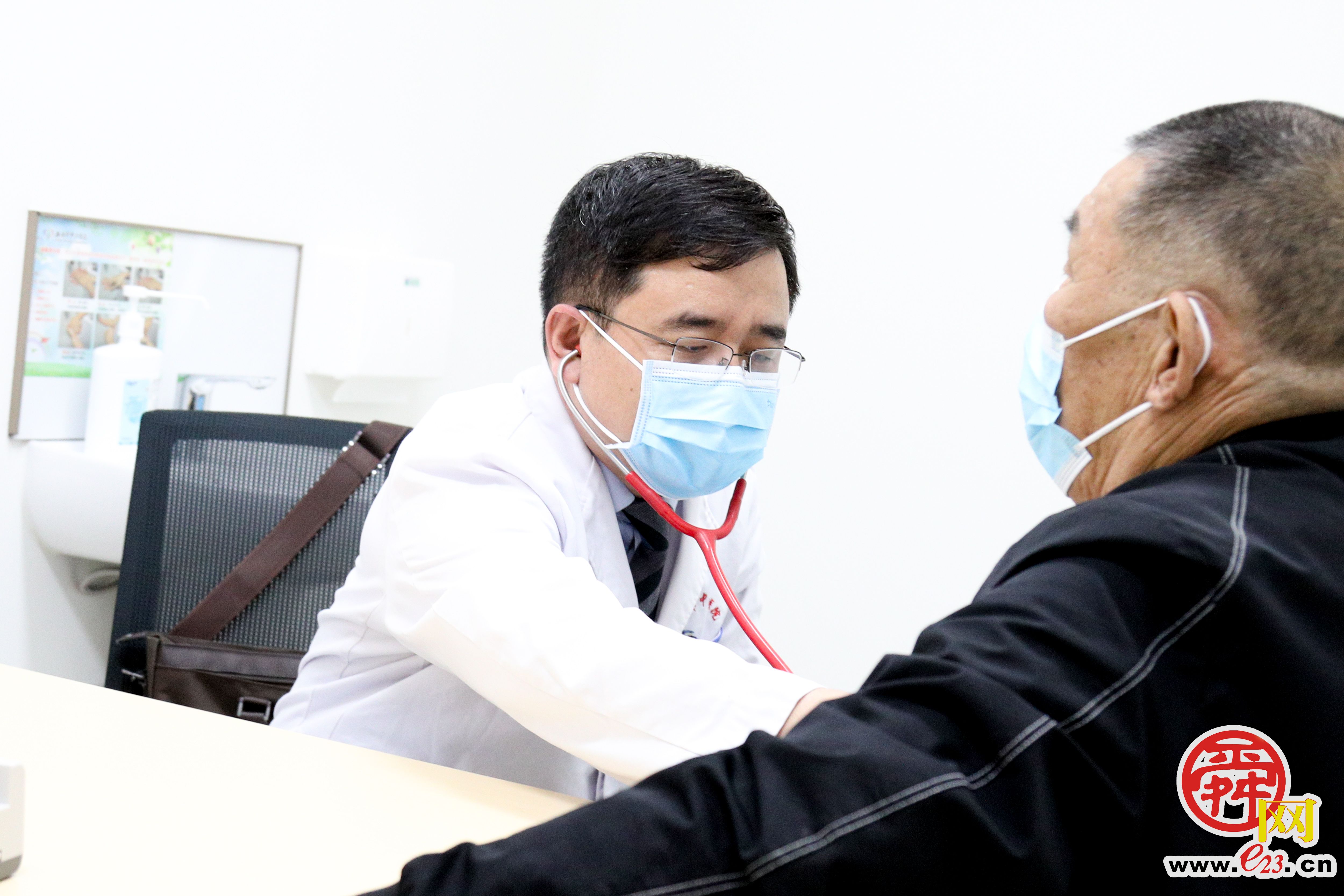 病床车怎么画融媒·见证丨济南东部新添三甲医院：“智能小车”头顶跑，病床直通救护车_https://www.jmylbn.com_新闻资讯_第4张