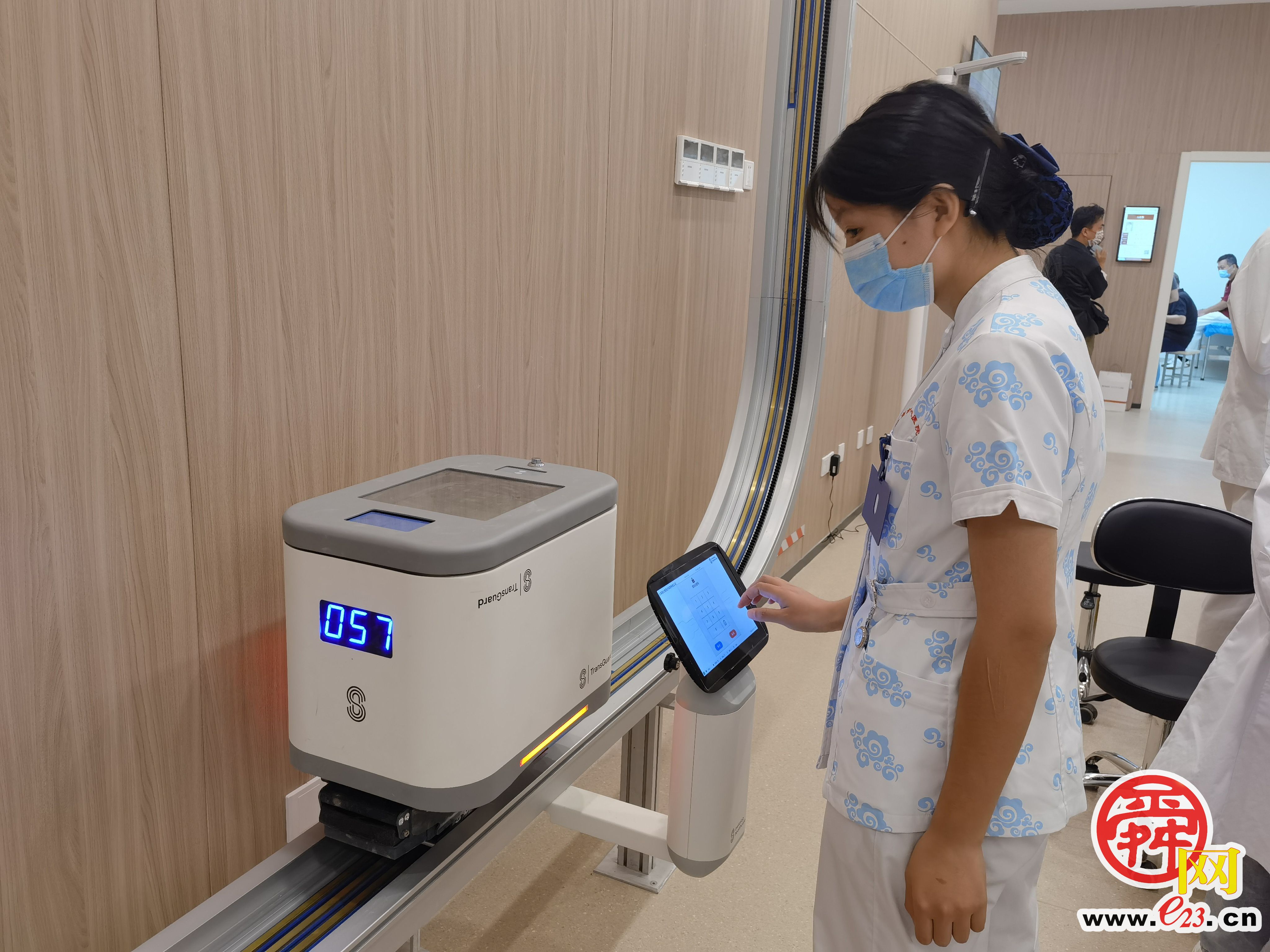 病床车怎么画融媒·见证丨济南东部新添三甲医院：“智能小车”头顶跑，病床直通救护车_https://www.jmylbn.com_新闻资讯_第1张