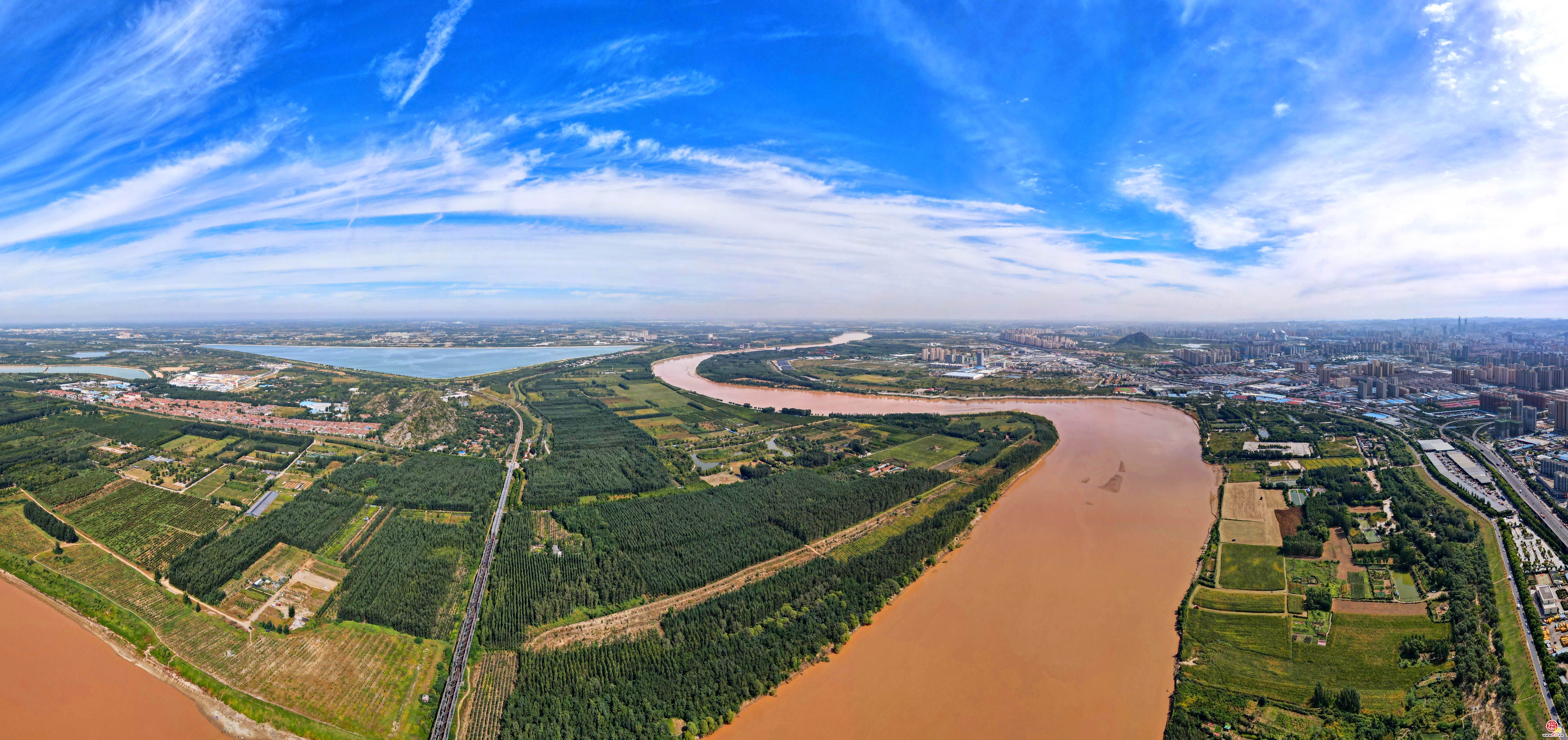 高空远眺,绿色生态景观带沿济南黄河两岸铺开,隔河相望的鹊山和华山