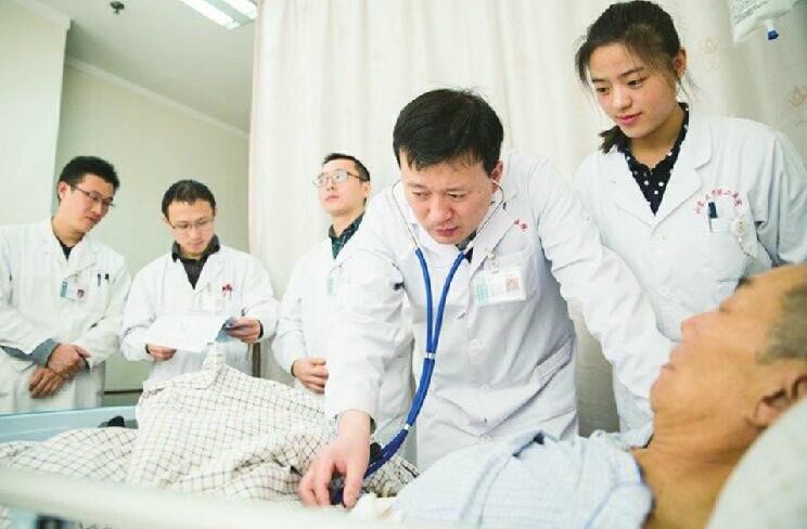 山大二院医生丁印鲁：国庆节连做8台手术 站14小时走2413步