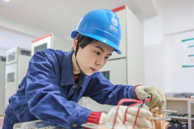 女生985毕业选择当电工?14年后,全网点赞!