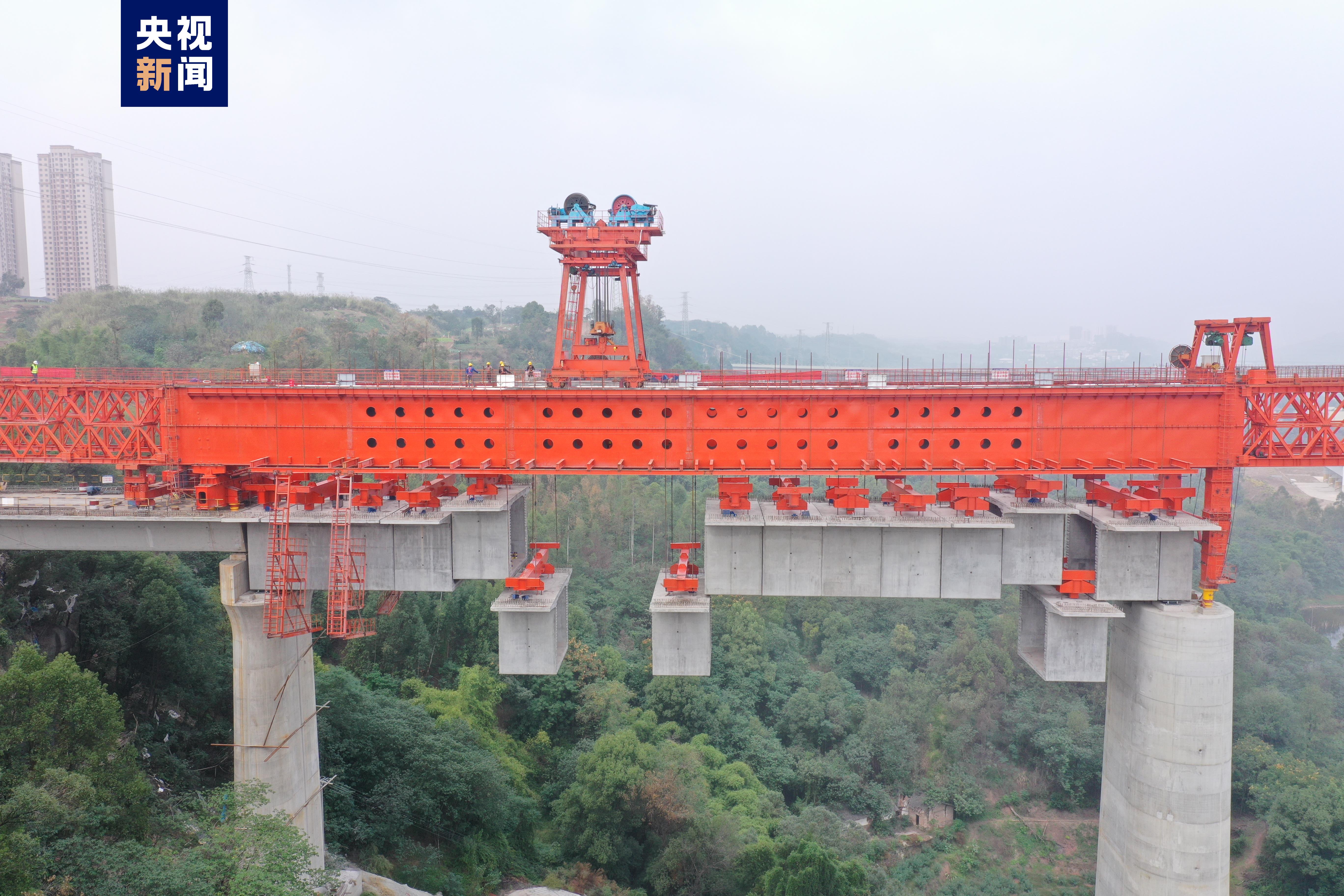 渝昆高铁华福特大桥完成首跨节段拼装梁架设