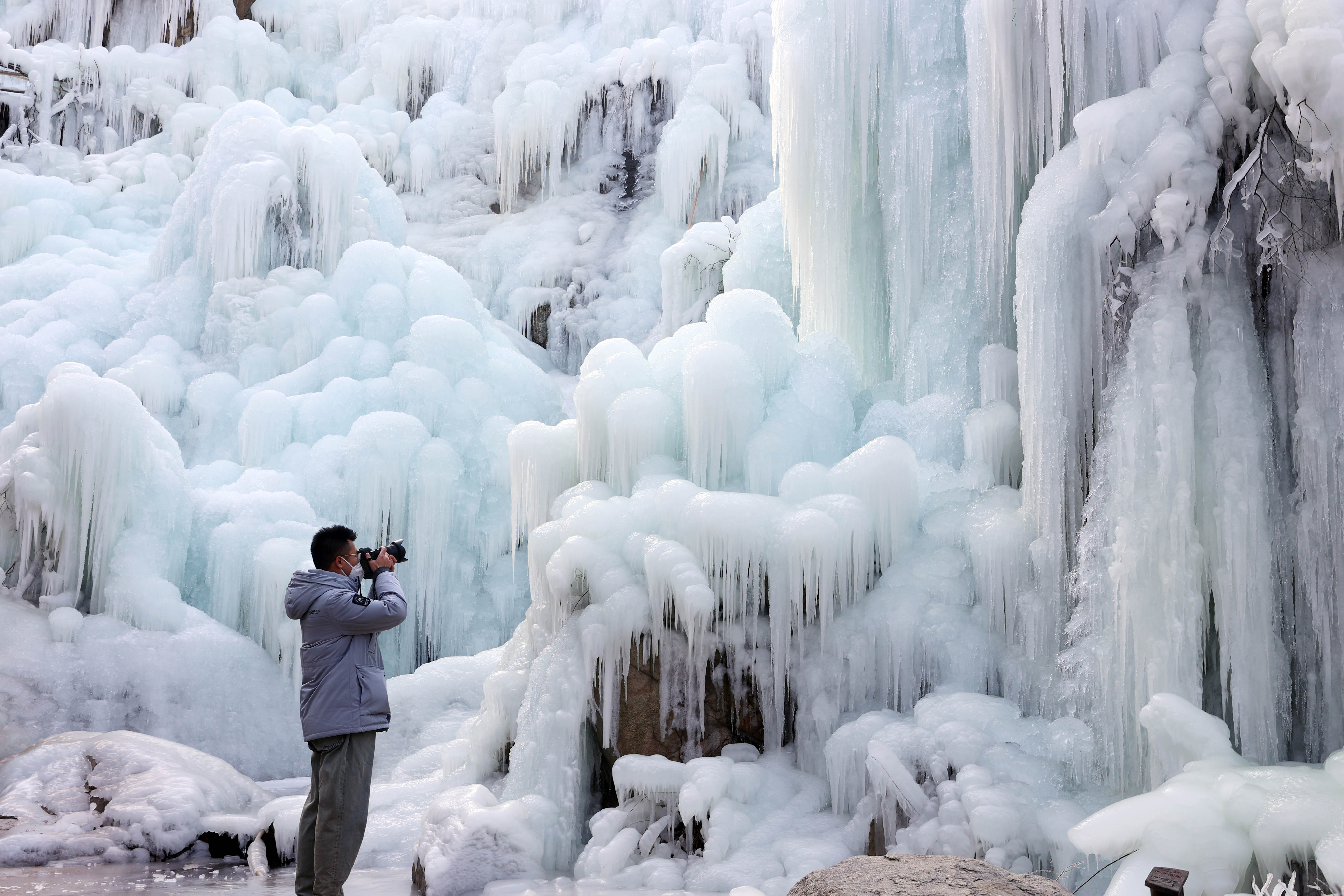 济南九如山冰瀑美景宛如童话世界