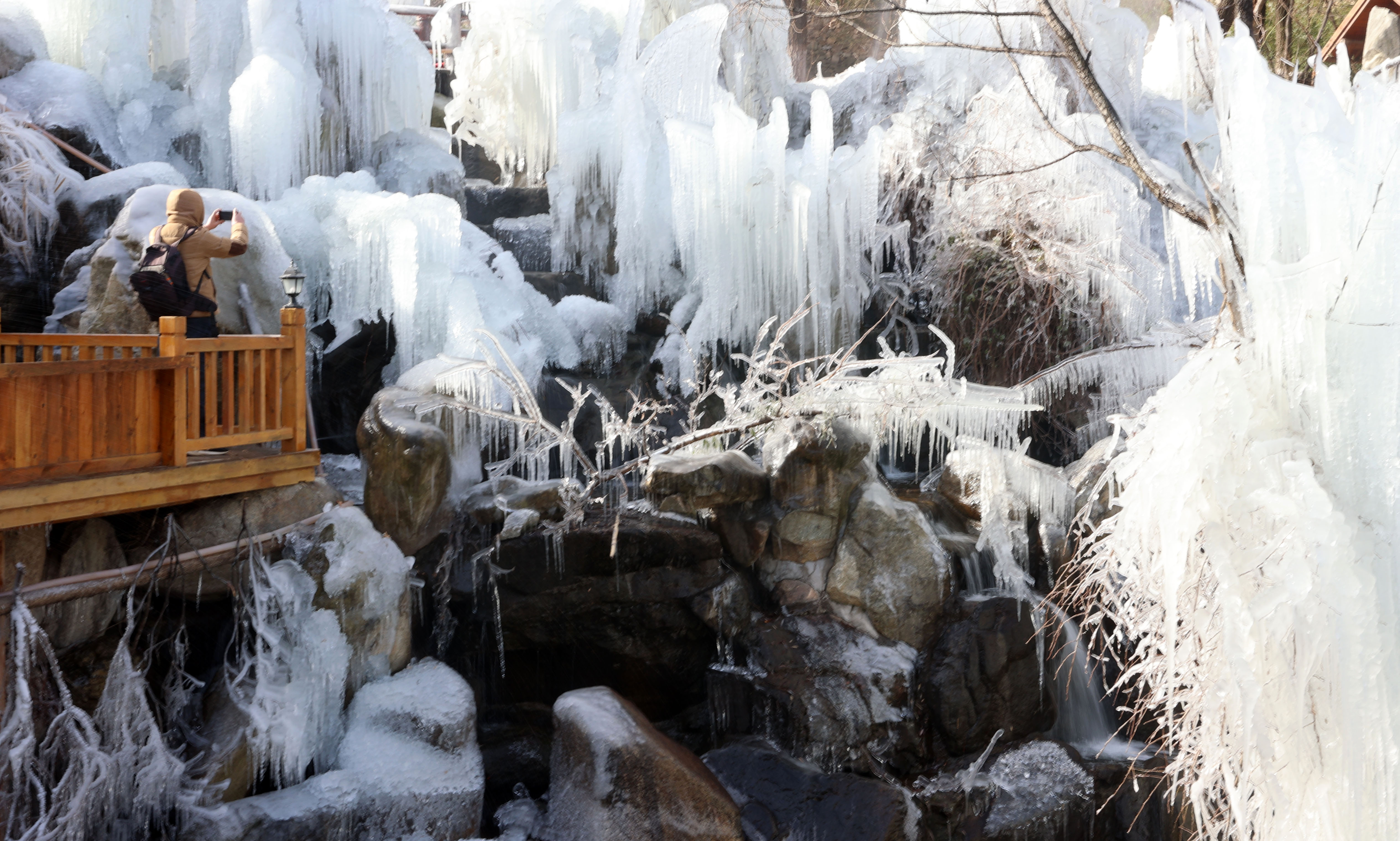 济南九如山冰瀑美景宛如童话世界