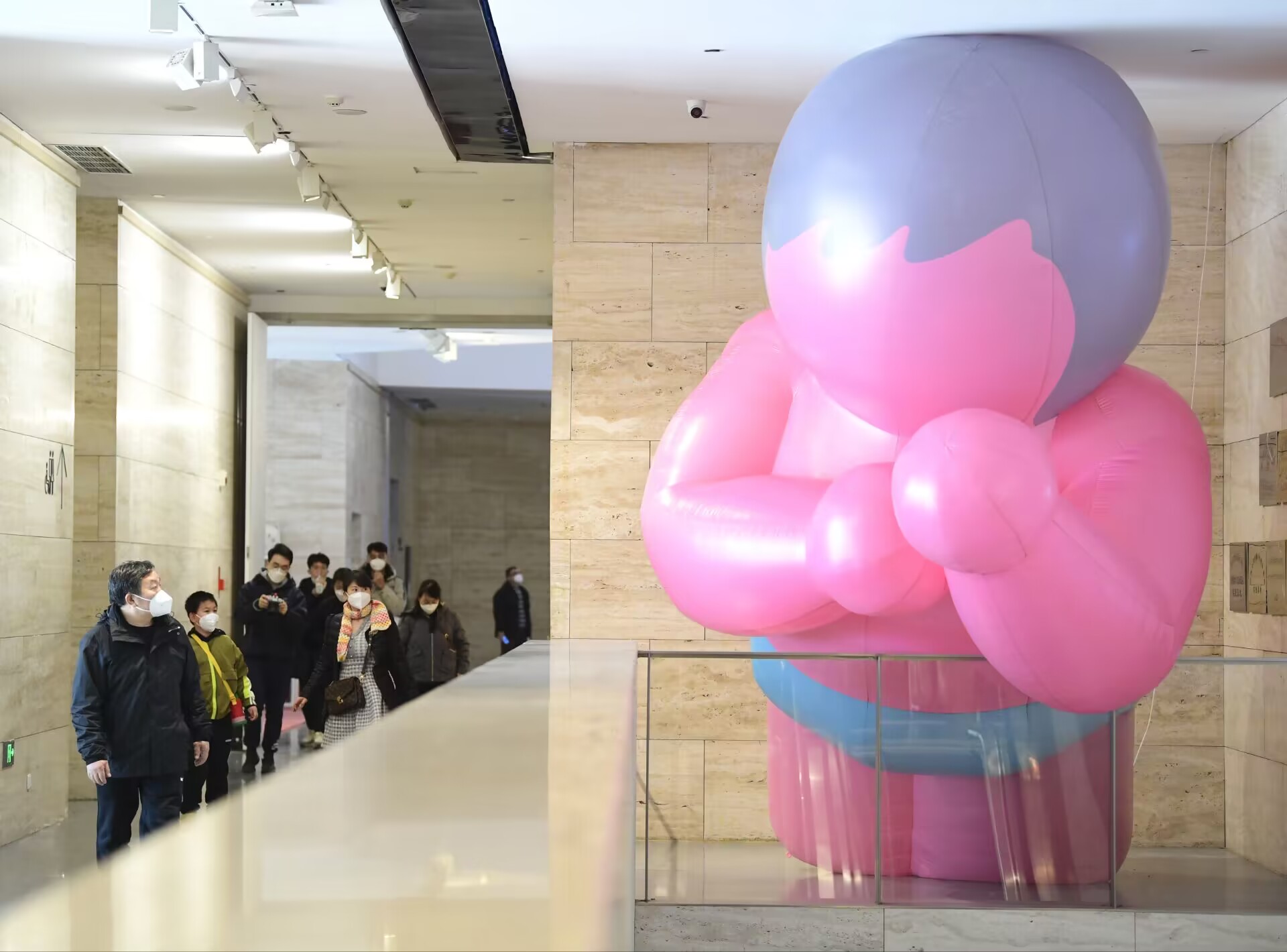 “共生世界—2022济南国际双年展”帷幕揭开 济南市民感受当代艺术的光影魅力