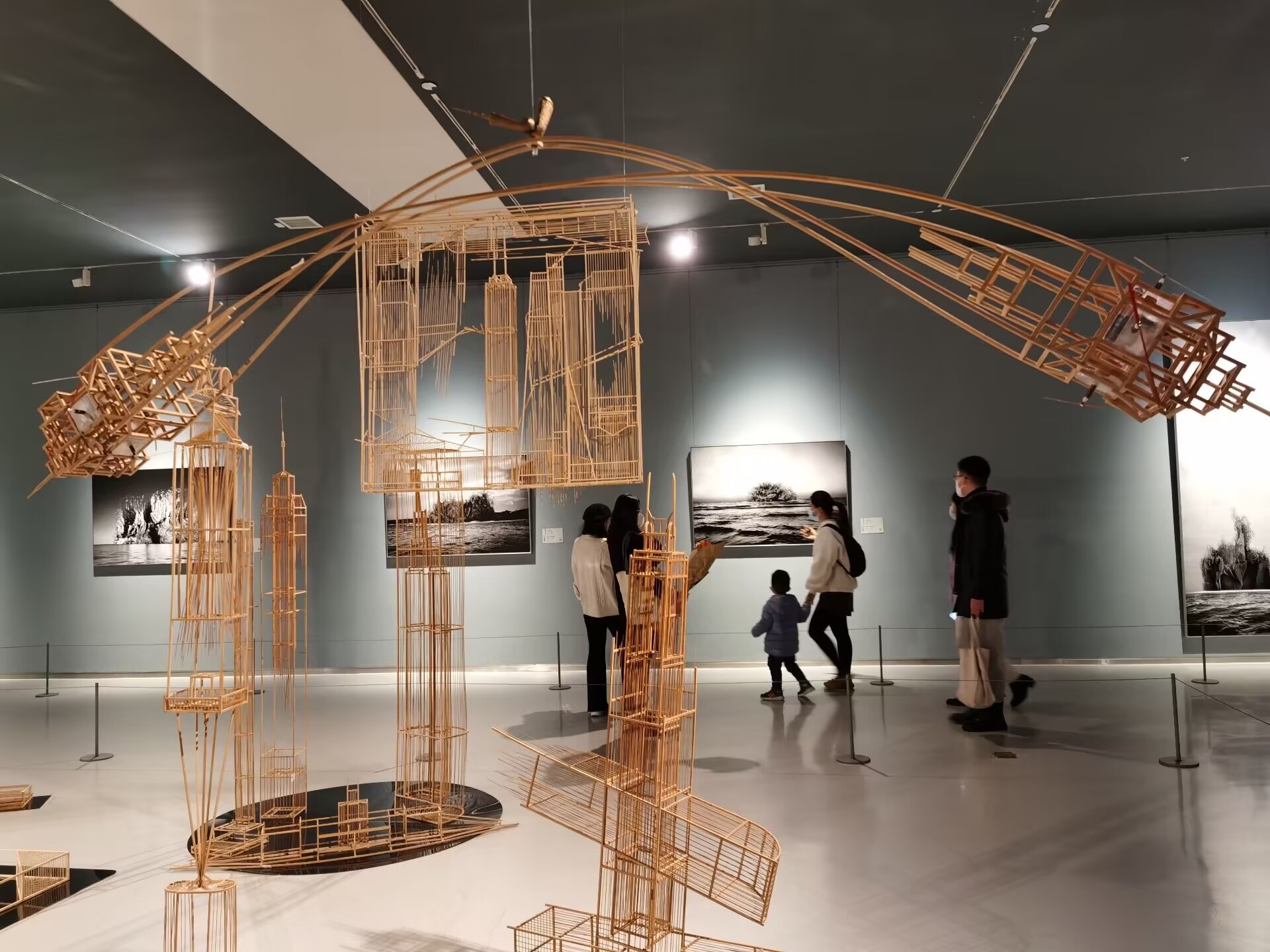 “共生世界—2022济南国际双年展”帷幕揭开 济南市民感受当代艺术的光影魅力