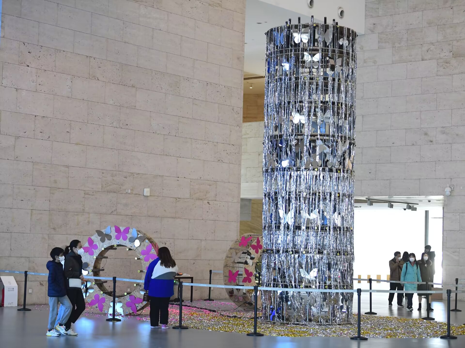 “共生世界—2022济南国际双年展”帷幕揭开 济南市民感受当代艺术的光影魅力