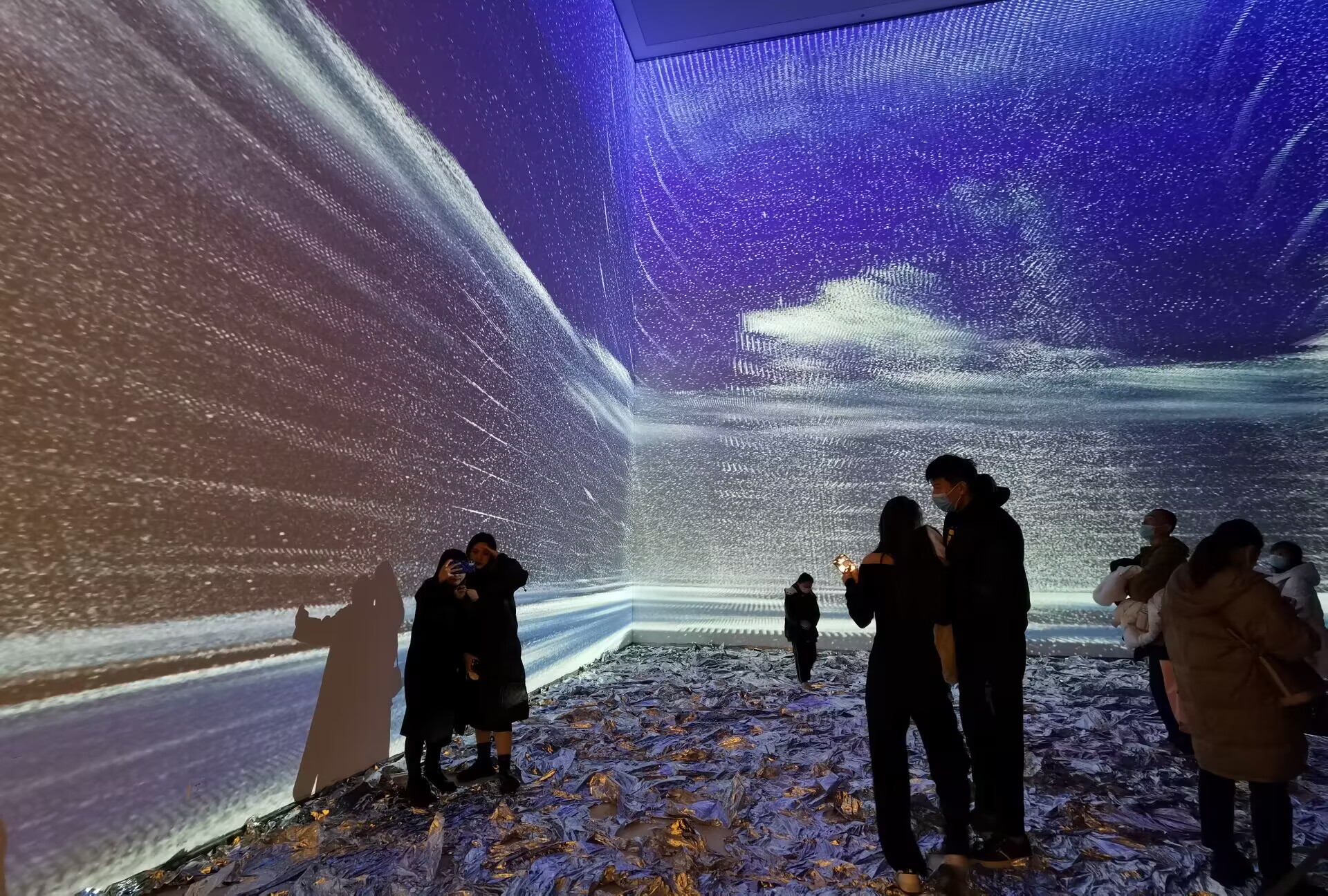 “共生世界—2022济南国际双年展”帷幕揭开 济南市民感受当代艺术的光影魅力