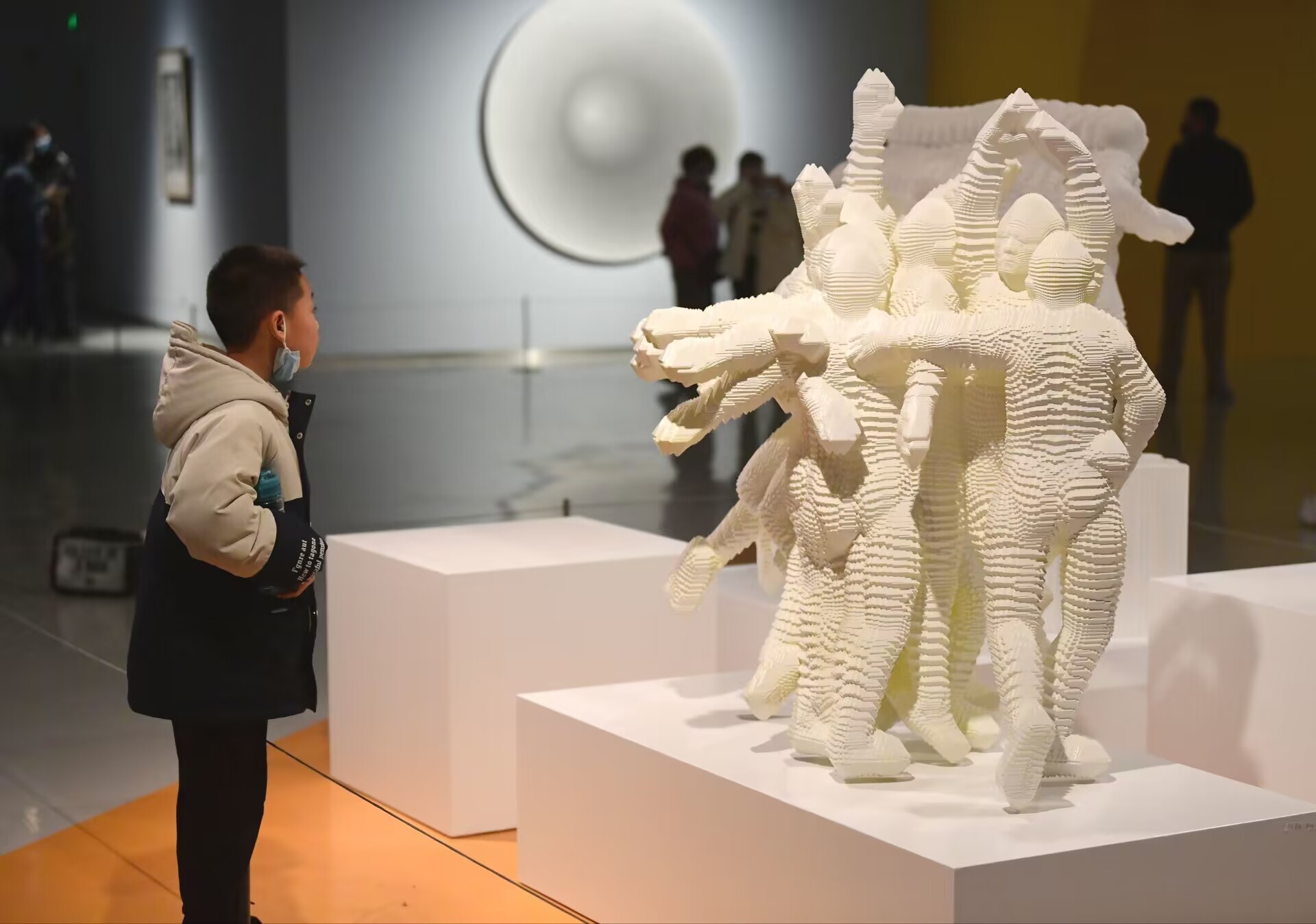 “共生世界—2022济南国际双年展”帷幕揭开 济南市民感受当代艺术的光影魅力