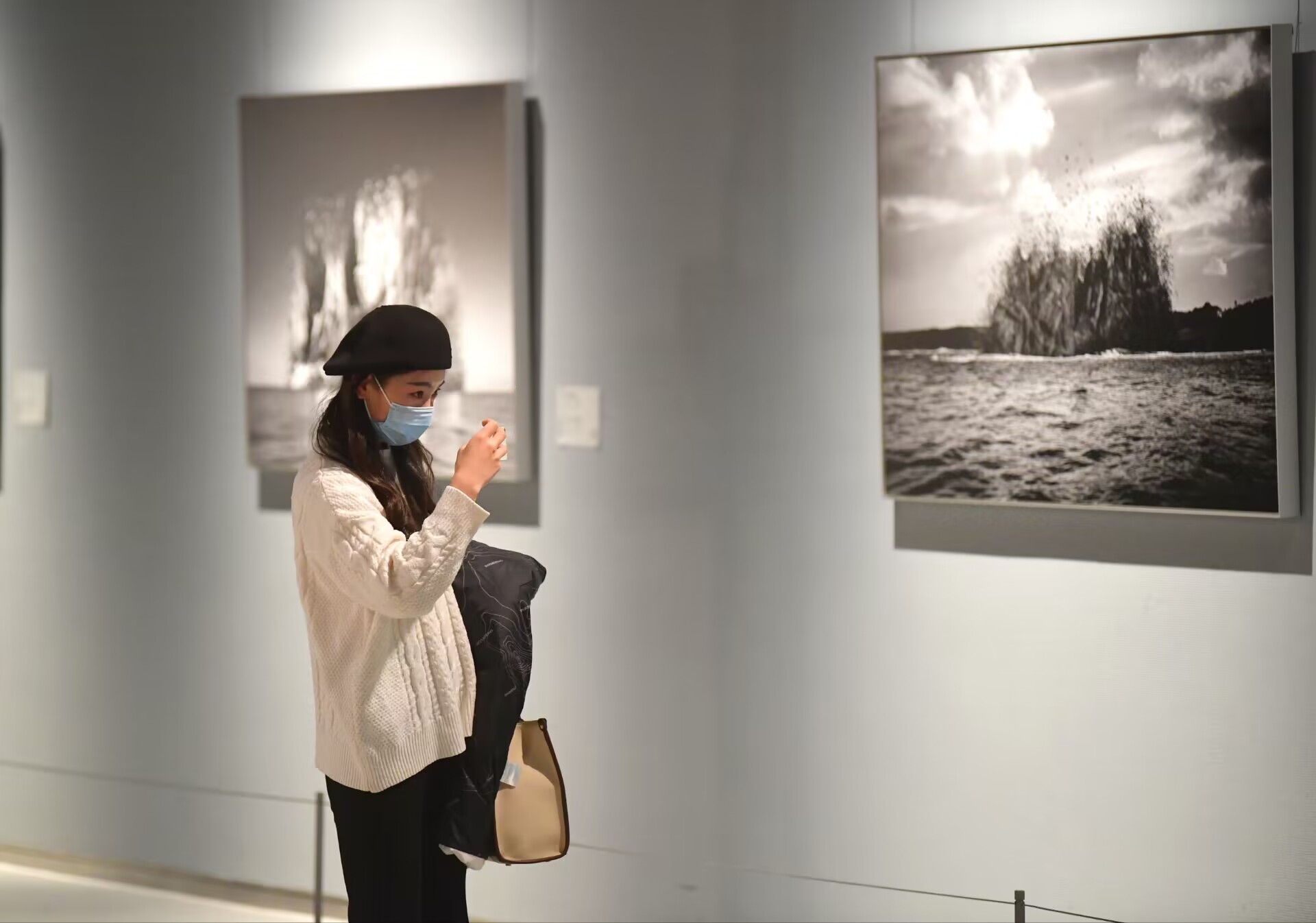 “共生世界—2022济南国际双年展”帷幕揭开 济南市民感受当代艺术的光影魅力