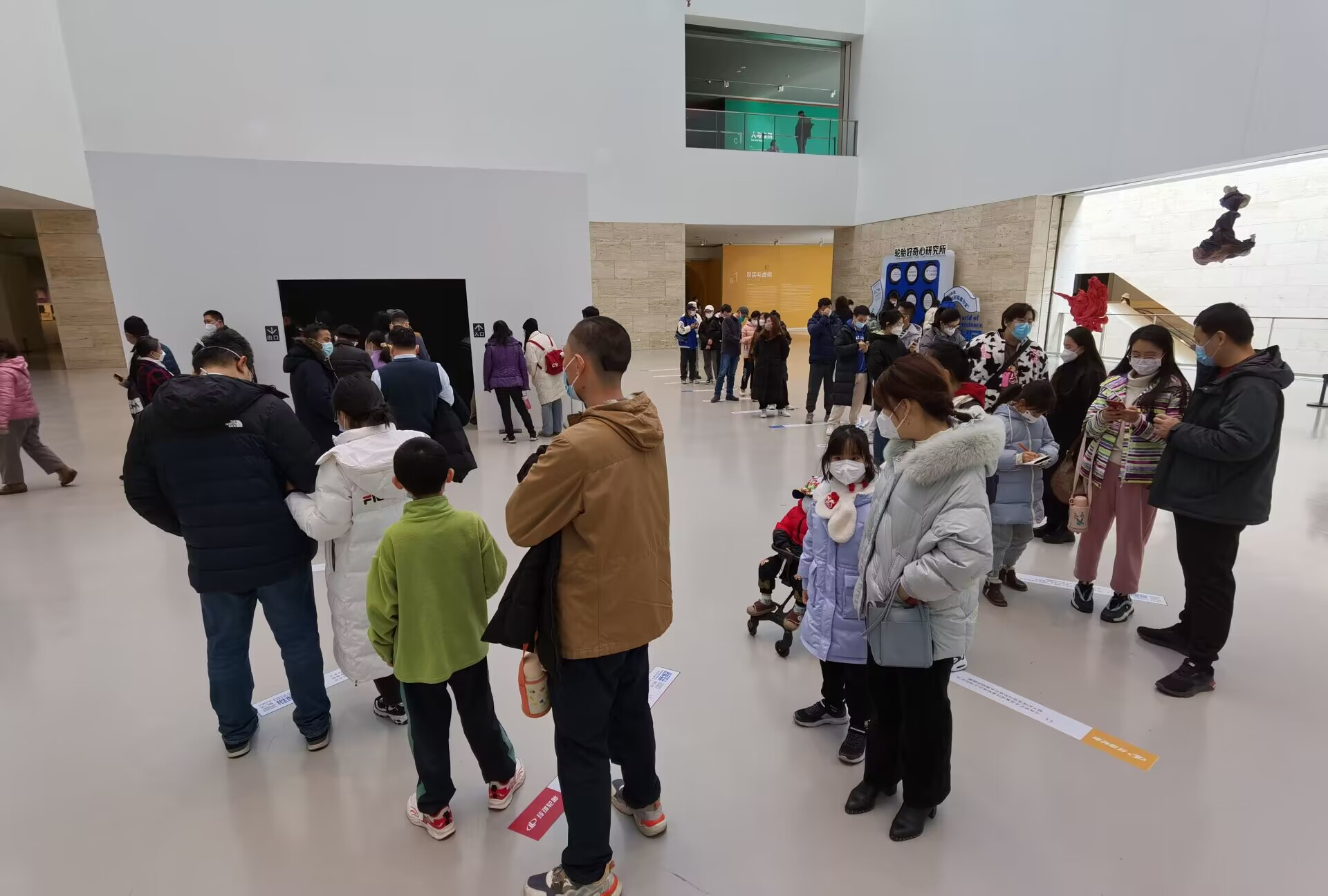 “共生世界—2022济南国际双年展”帷幕揭开 济南市民感受当代艺术的光影魅力