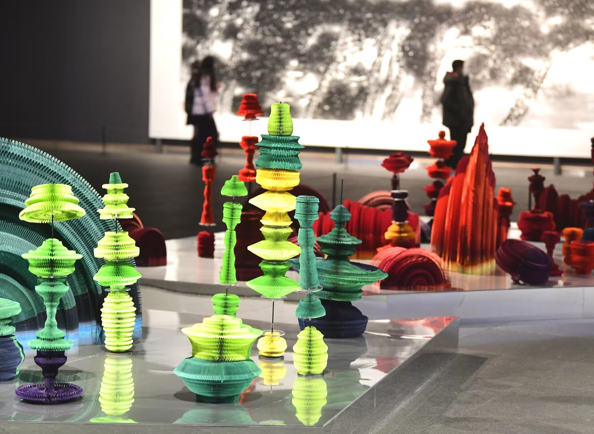 “共生世界—2022济南国际双年展”帷幕揭开 济南市民感受当代艺术的光影魅力