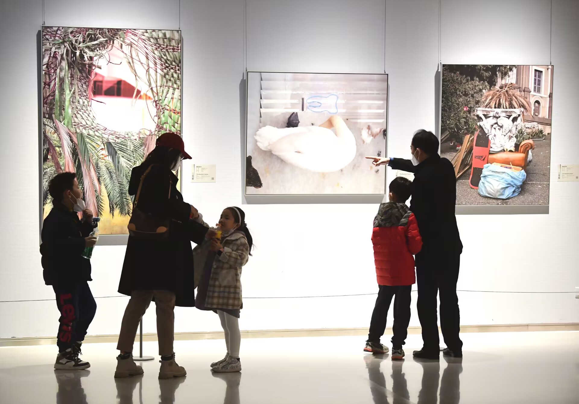 “共生世界—2022济南国际双年展”帷幕揭开 济南市民感受当代艺术的光影魅力