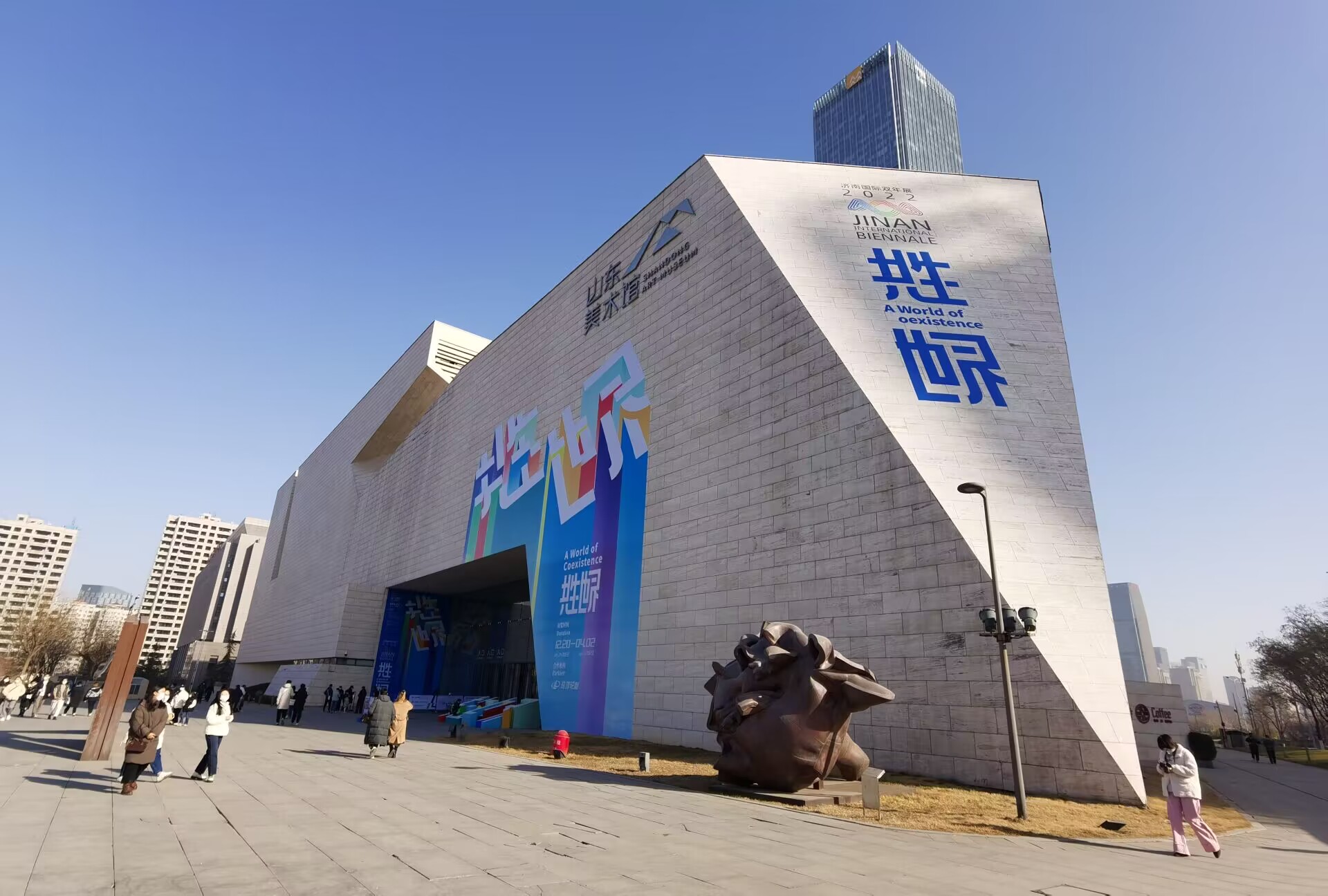 “共生世界—2022济南国际双年展”帷幕揭开 济南市民感受当代艺术的光影魅力