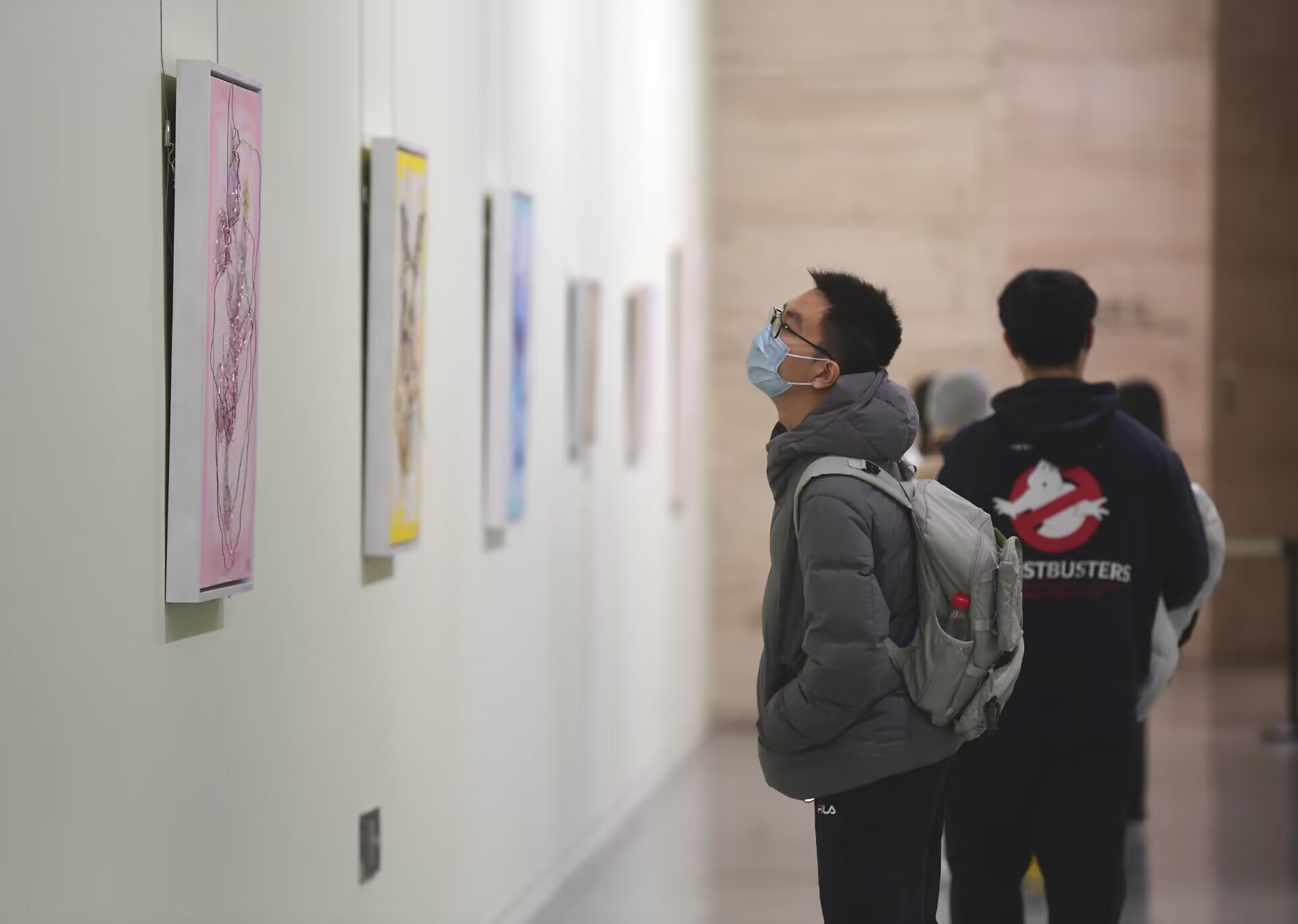 “共生世界—2022济南国际双年展”帷幕揭开 济南市民感受当代艺术的光影魅力