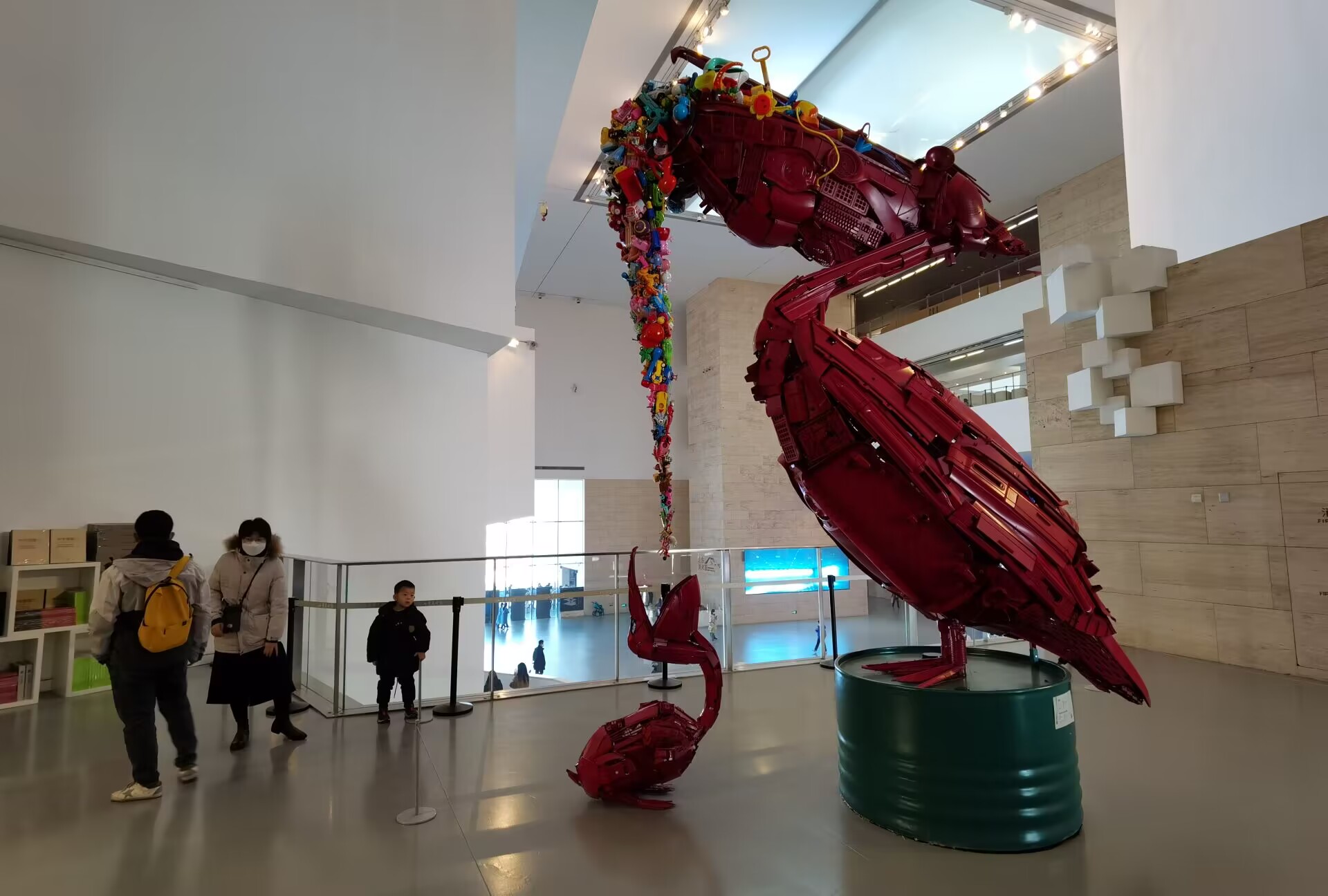 “共生世界—2022济南国际双年展”帷幕揭开 济南市民感受当代艺术的光影魅力