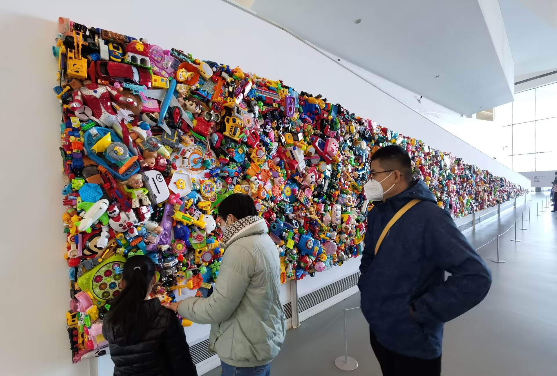 “共生世界—2022济南国际双年展”帷幕揭开 济南市民感受当代艺术的光影魅力