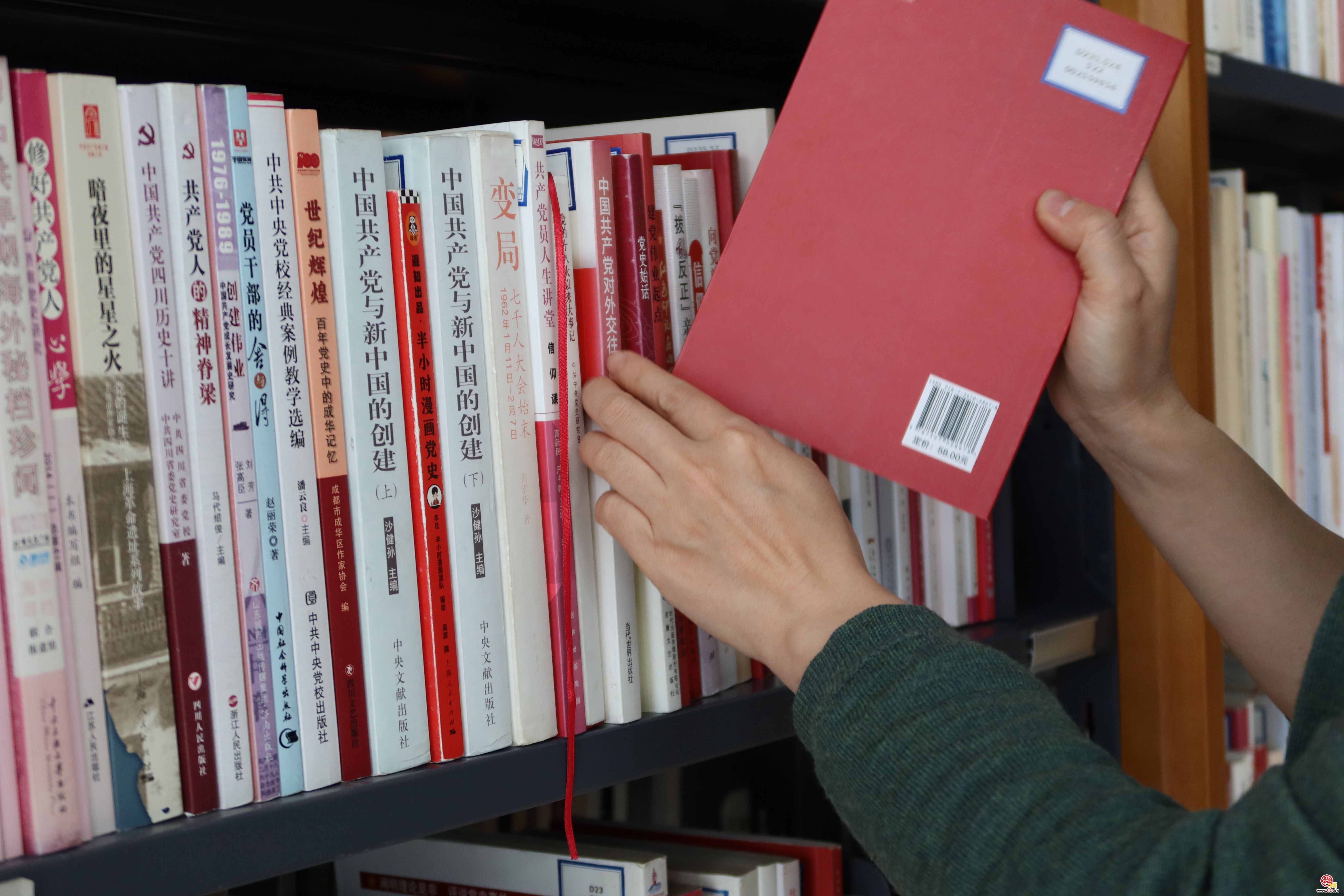 融媒·画像丨图书馆员，一份看似轻松，实则很“烧脑”的工作——城市“领读人”