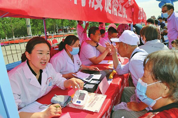 山东第一医科大学联合济南国际医学中心举办大型义诊活动 专家齐聚泉城广场，把健康送到“家门口”