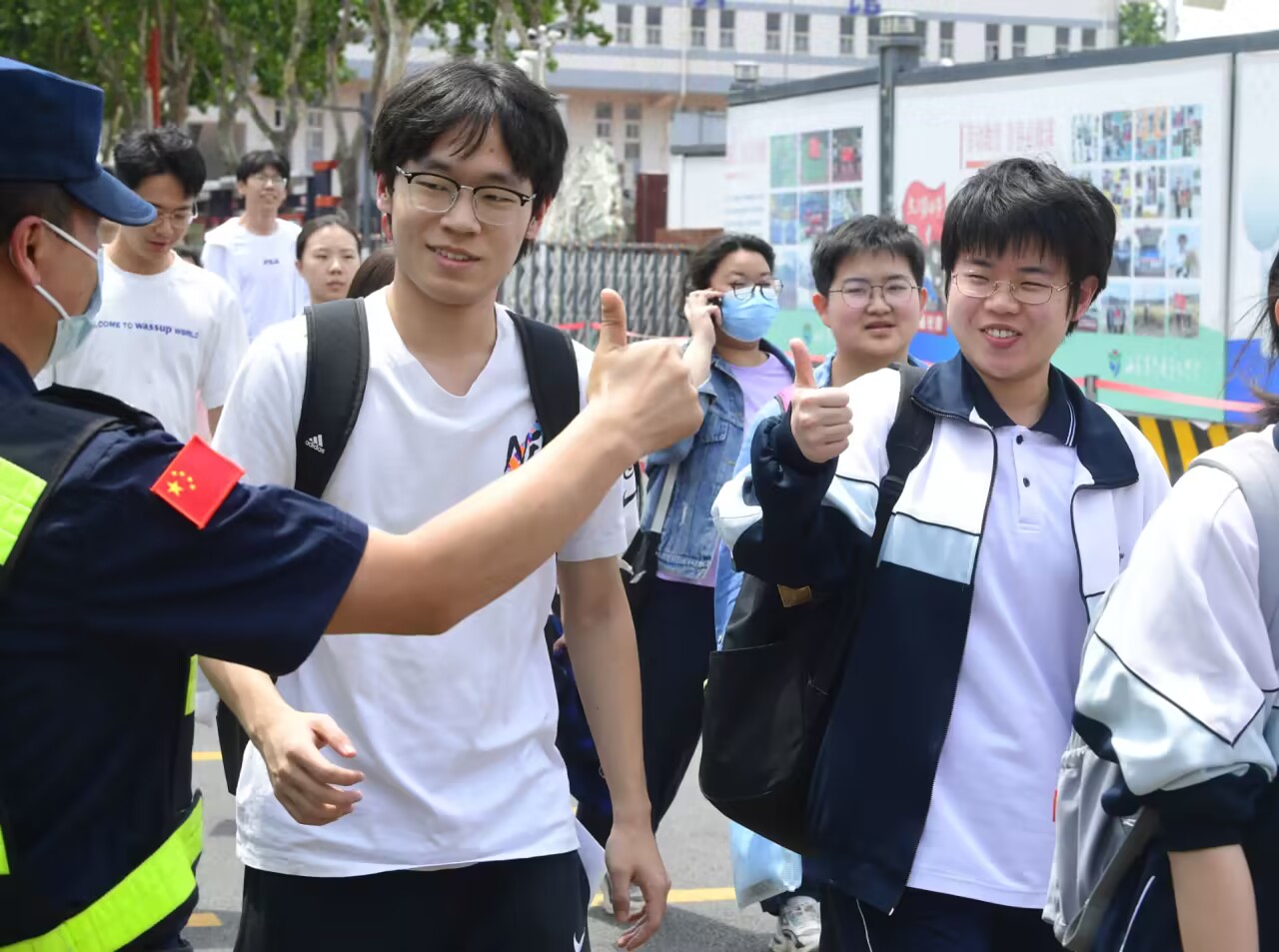 高考首考结束,考生笑容满面出考场 - 济南社会 - 舜网新闻