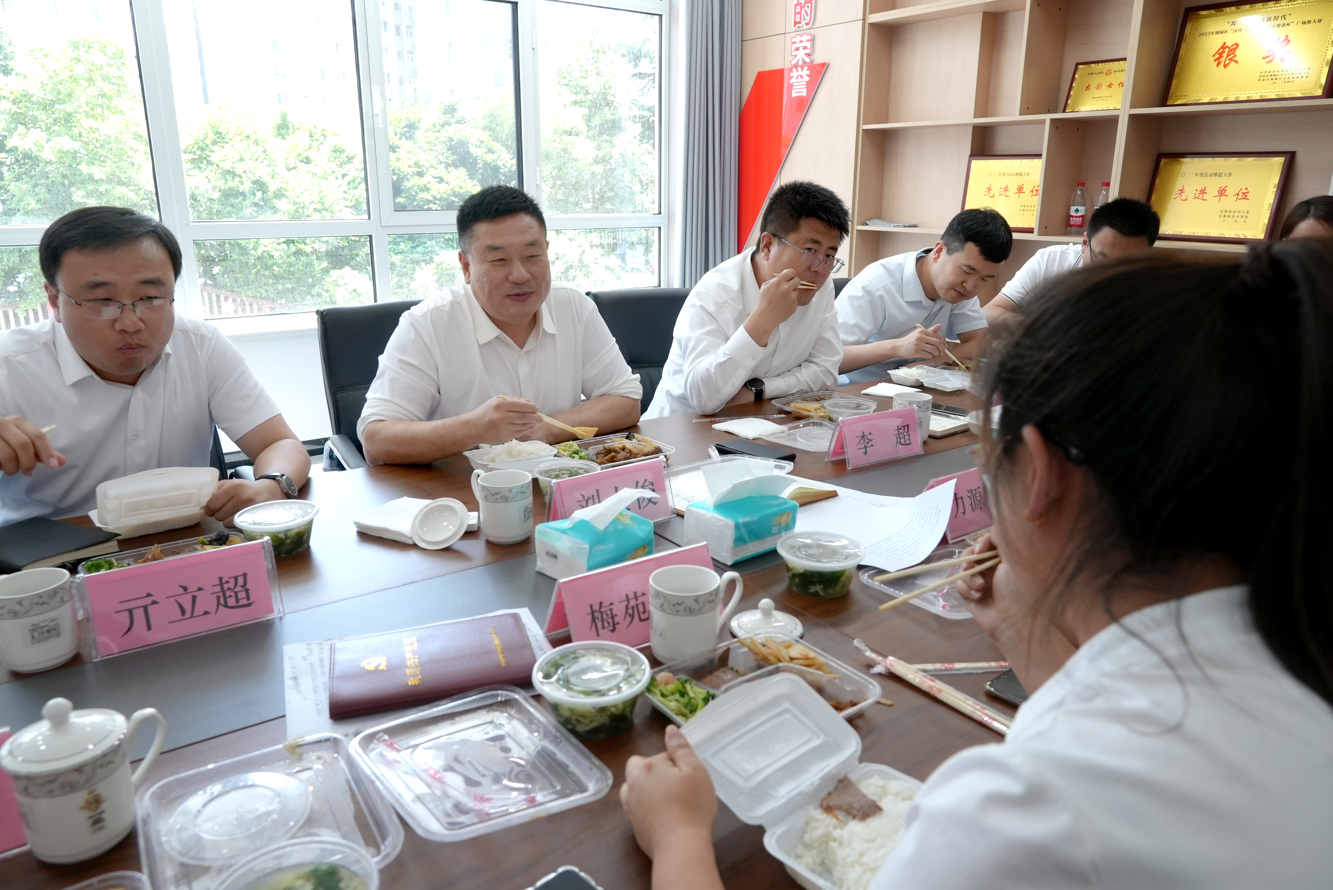 融媒见证丨一份普通盒饭吃出不普通的味道我和书记约个饭