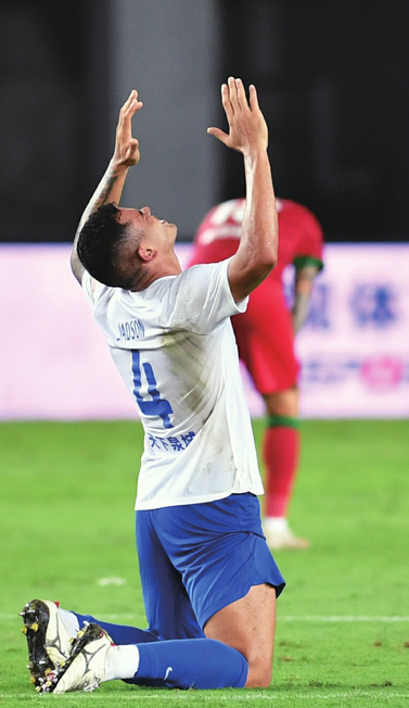 贾德松复出首轮便打入绝杀球 新华社发以一种最是激