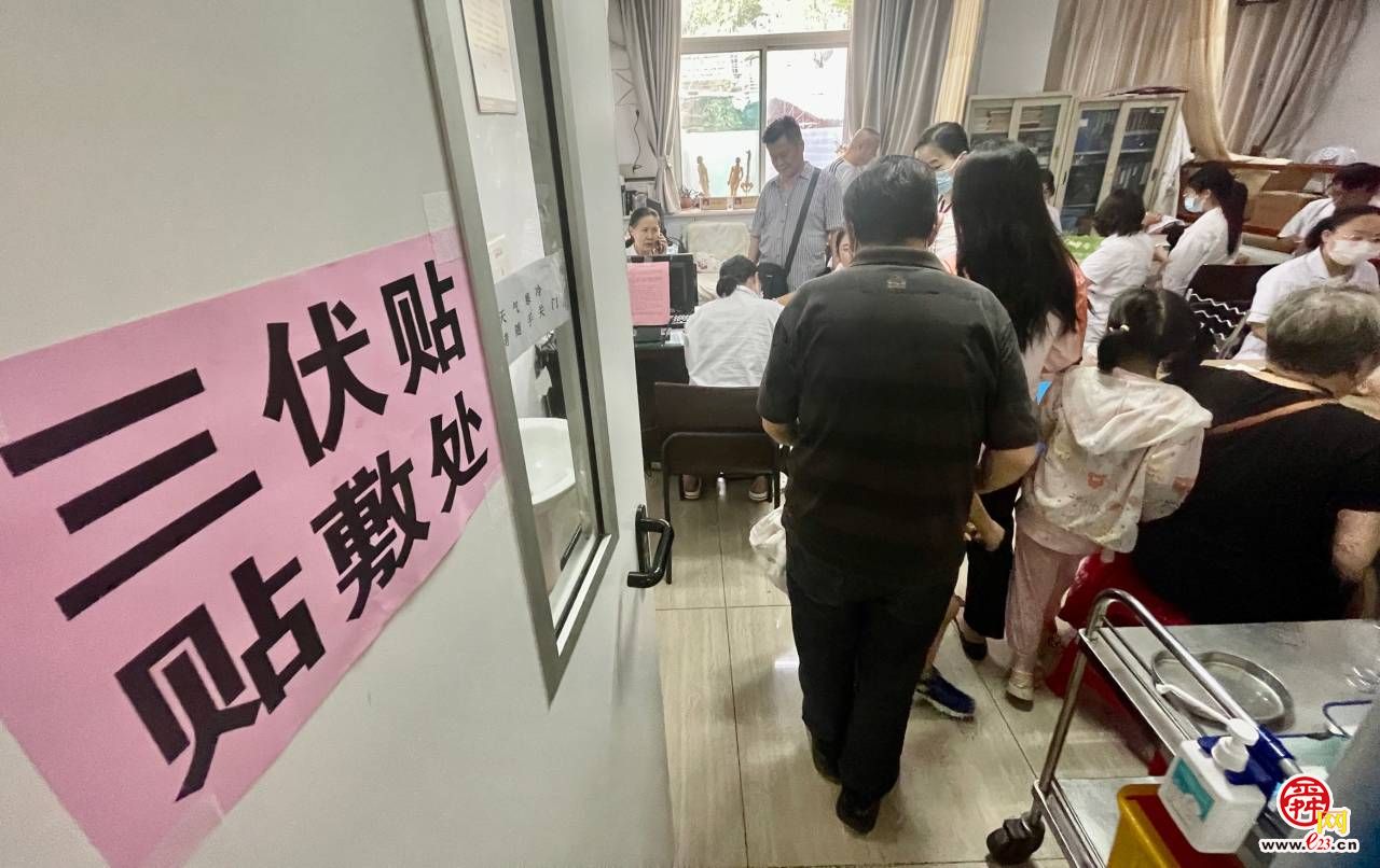 7月11日,在济南市中医医院,市民排队贴敷.夏至已过,三伏即来.