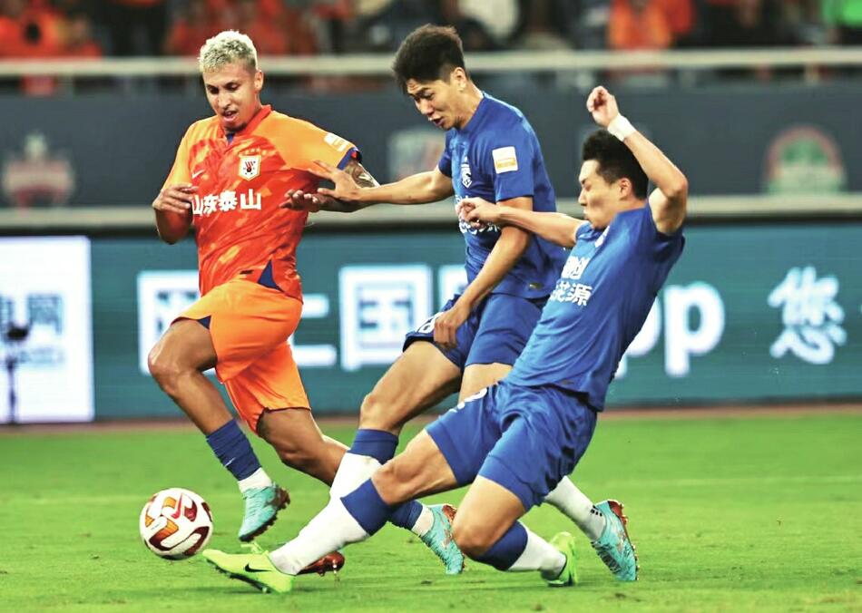 上海海港队vs山东泰山队战在一起相信自己