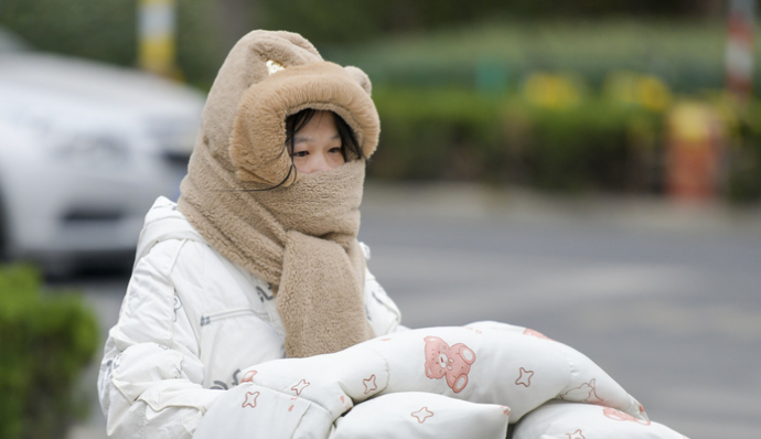 被蜘蛛裹成粽子的女生图片