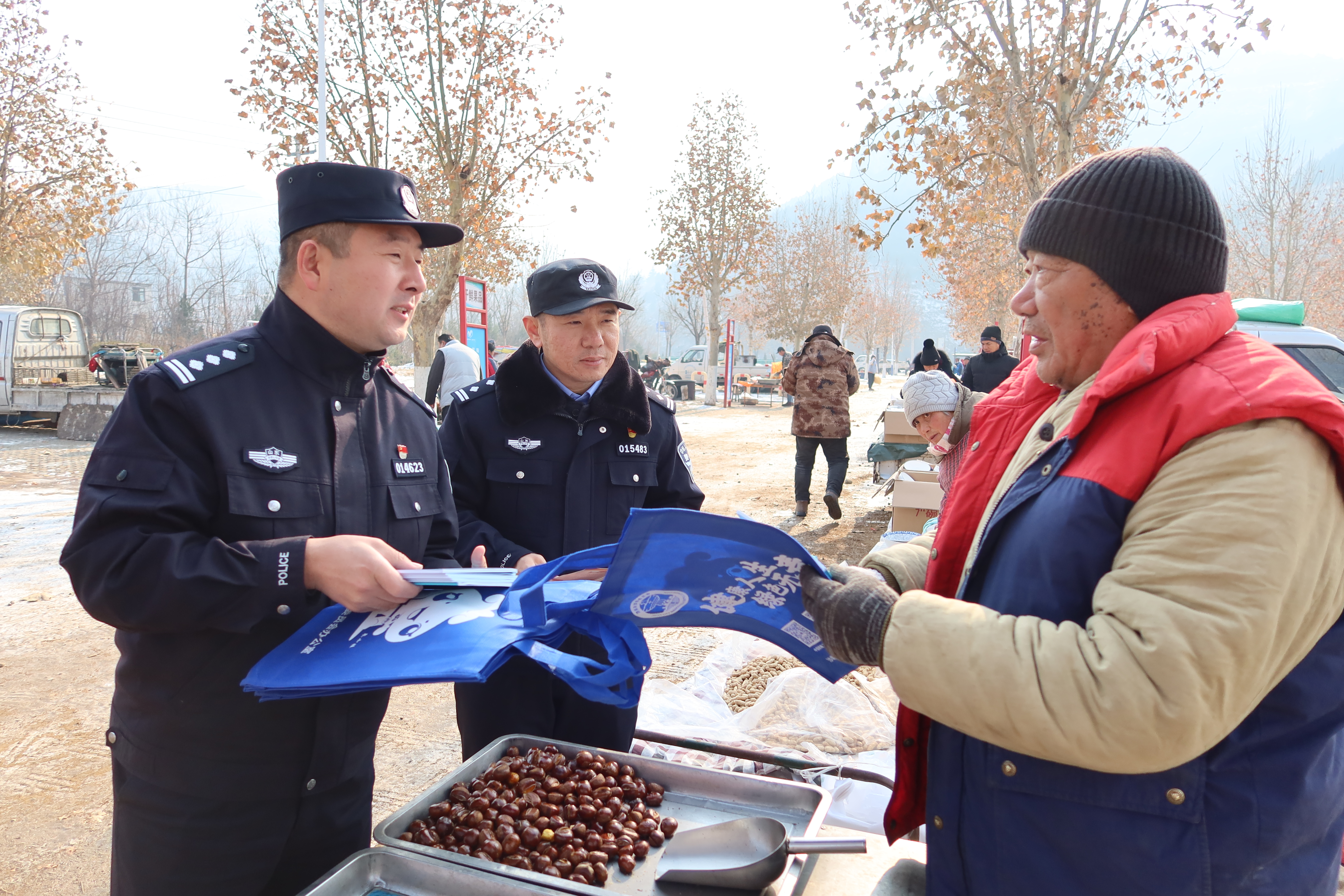 他们是来自市公安局南山分局侦查大队的李永明和张格健.