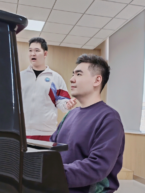 刘涵臣指导学生进行声乐训练.