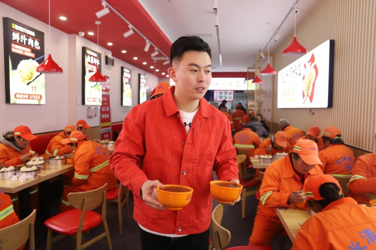 有一个不显眼的包子铺,叫"包包汁鲜汁灌汤包",包子铺地方不大,名字也