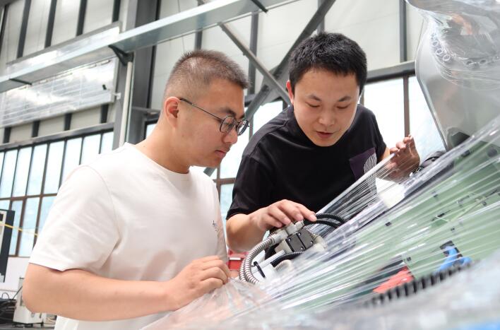 一个个机器人伸展着机械臂上下翻飞,在机械工程师的操控下,进行着相应