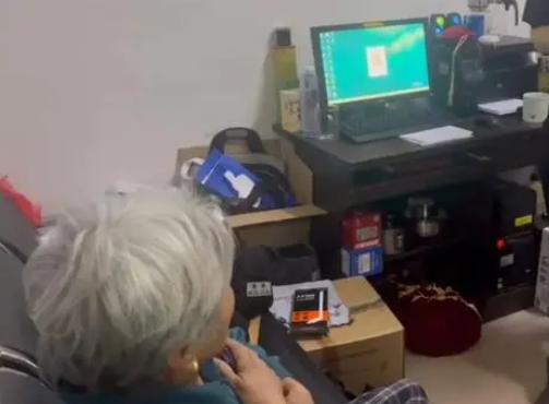 失而复得!打4份工奶奶丢失2400元工资大哭 不敢想象当时该有多崩溃