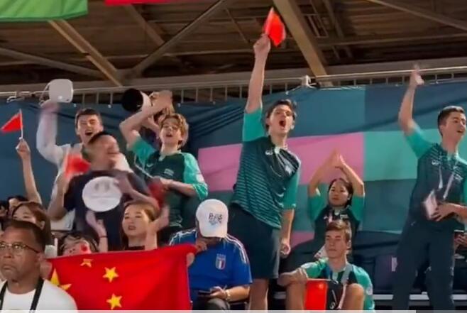 硬控全场!中国大哥指挥法国志愿者为中国加油 小孩哥喊起了整齐的助威声
